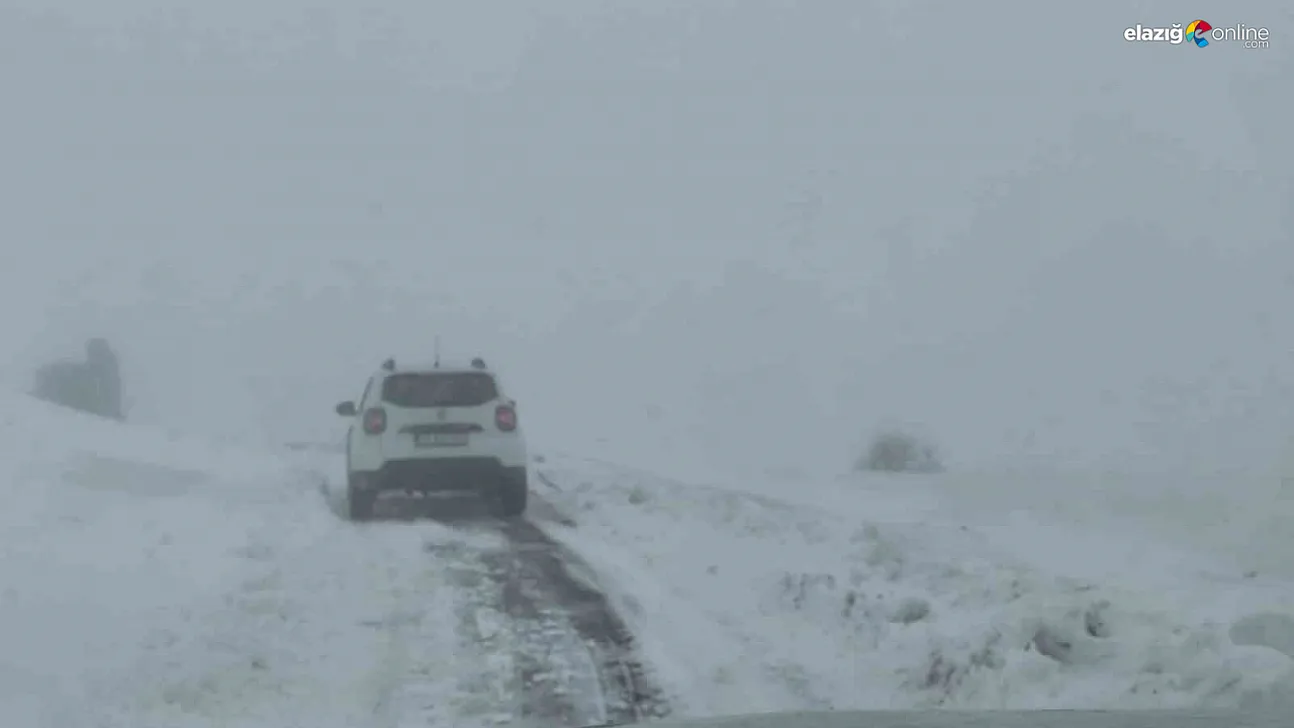 Elazığ'da kar yağışında mahsur kalan araç kurtarıldı!
