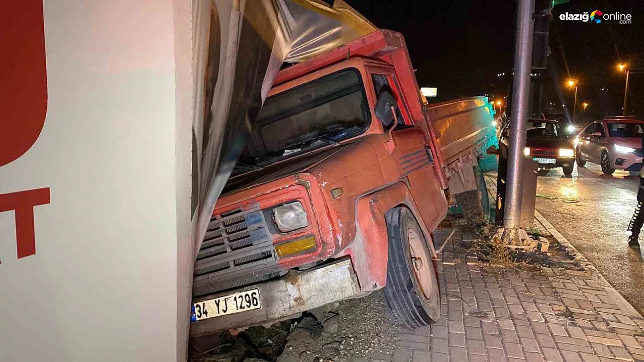 Elazığ'da Freni Patlayan Kamyon Kontrolden Çıktı, Araç ve Bariyerlere Çarptı!
