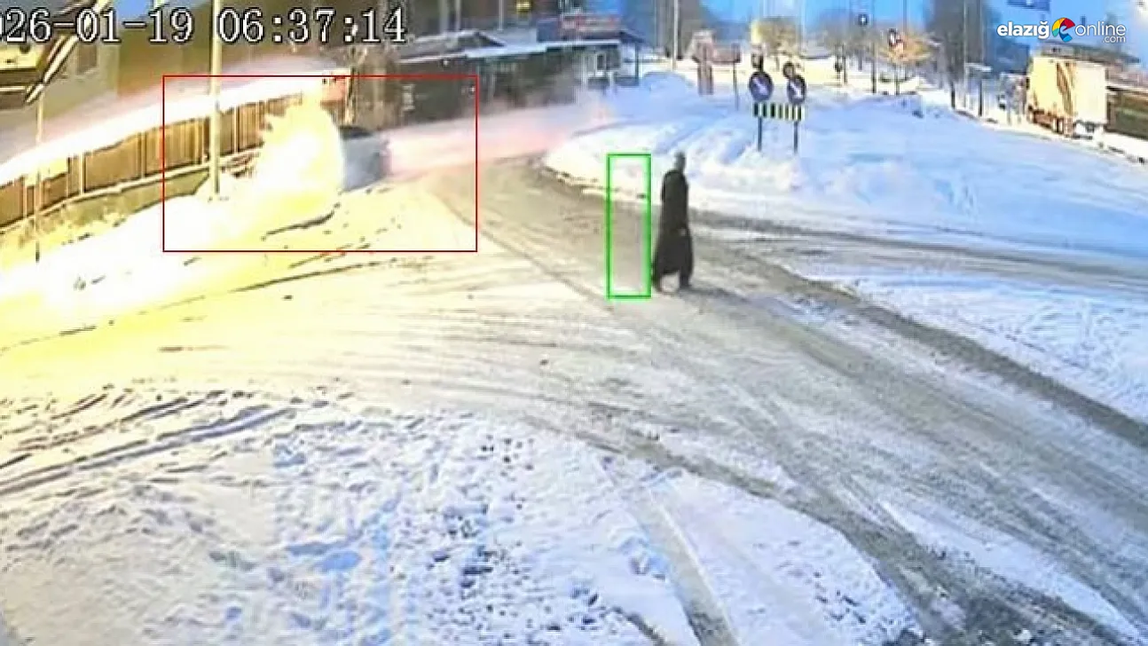 Kar ve buz kazayı beraberinde getirdi: Yolçatı'da otomobil refüje çıktı