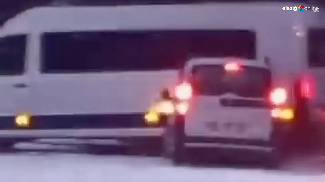 Elazığ'da kaza anı kamerada: Kar kaplı yolda frenler yetmedi!