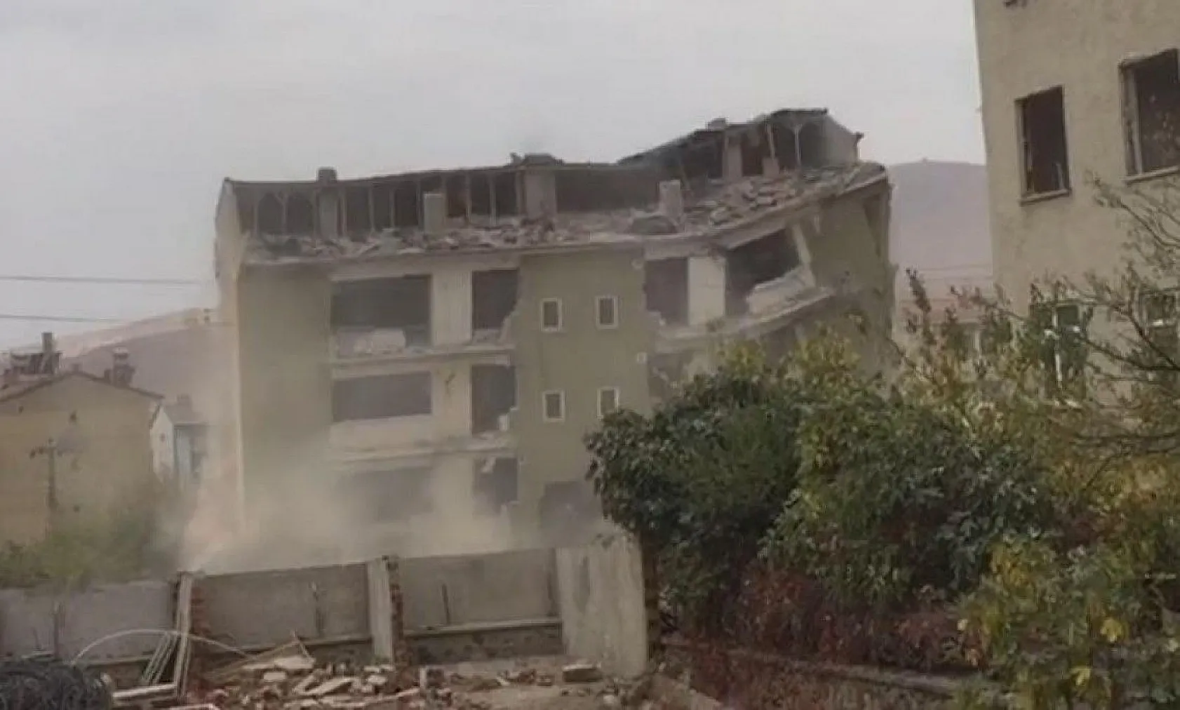 Deprem bölgesi Elazığ'da binalar böyle yıkıldı