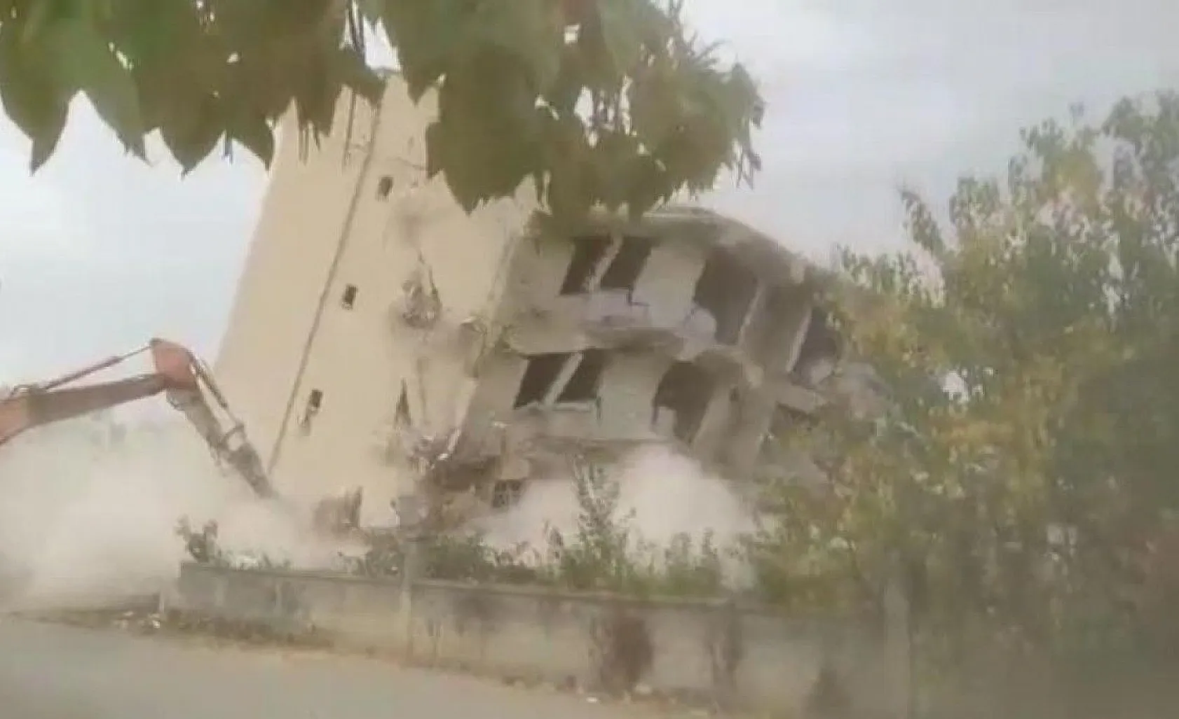 Deprem bölgesi Elazığ'da binalar böyle yıkıldı