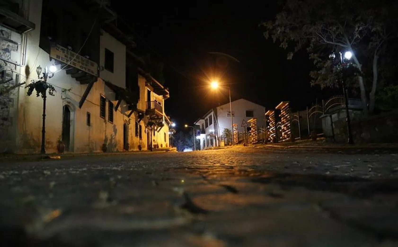 4 bin yıllık tarihi Harput, geceleri ayrı bir güzelliğe büründü