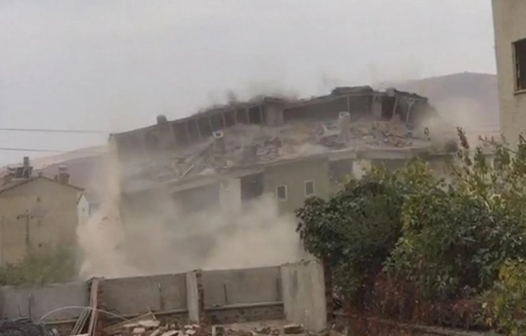 Deprem bölgesi Elazığ'da binalar böyle yıkıldı