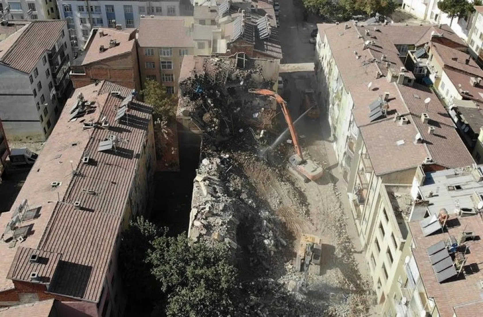 Elazığ'da deprem sonrası harabeye dönen 10 bin konut yıkıldı