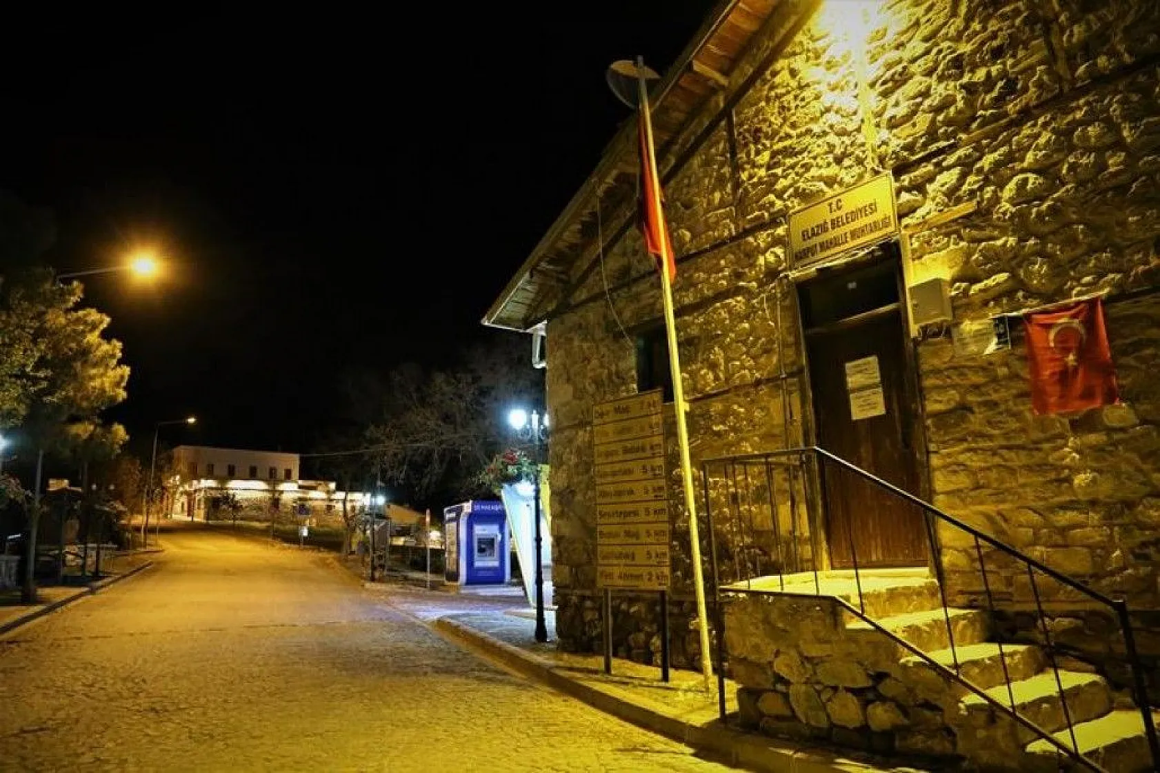 4 bin yıllık tarihi Harput, geceleri ayrı bir güzelliğe büründü