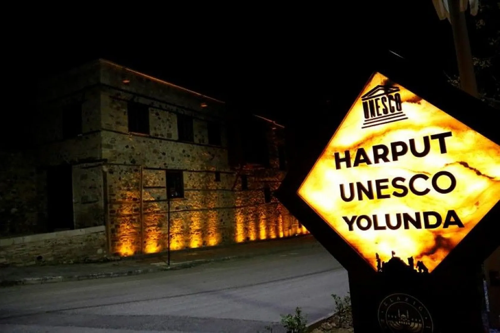 4 bin yıllık tarihi Harput, geceleri ayrı bir güzelliğe büründü