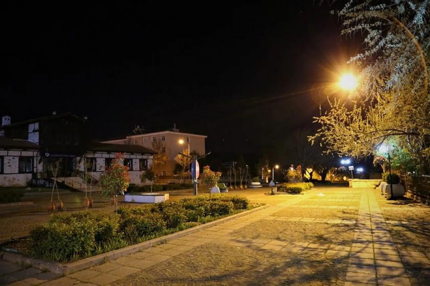 4 bin yıllık tarihi Harput, geceleri ayrı bir güzelliğe büründü