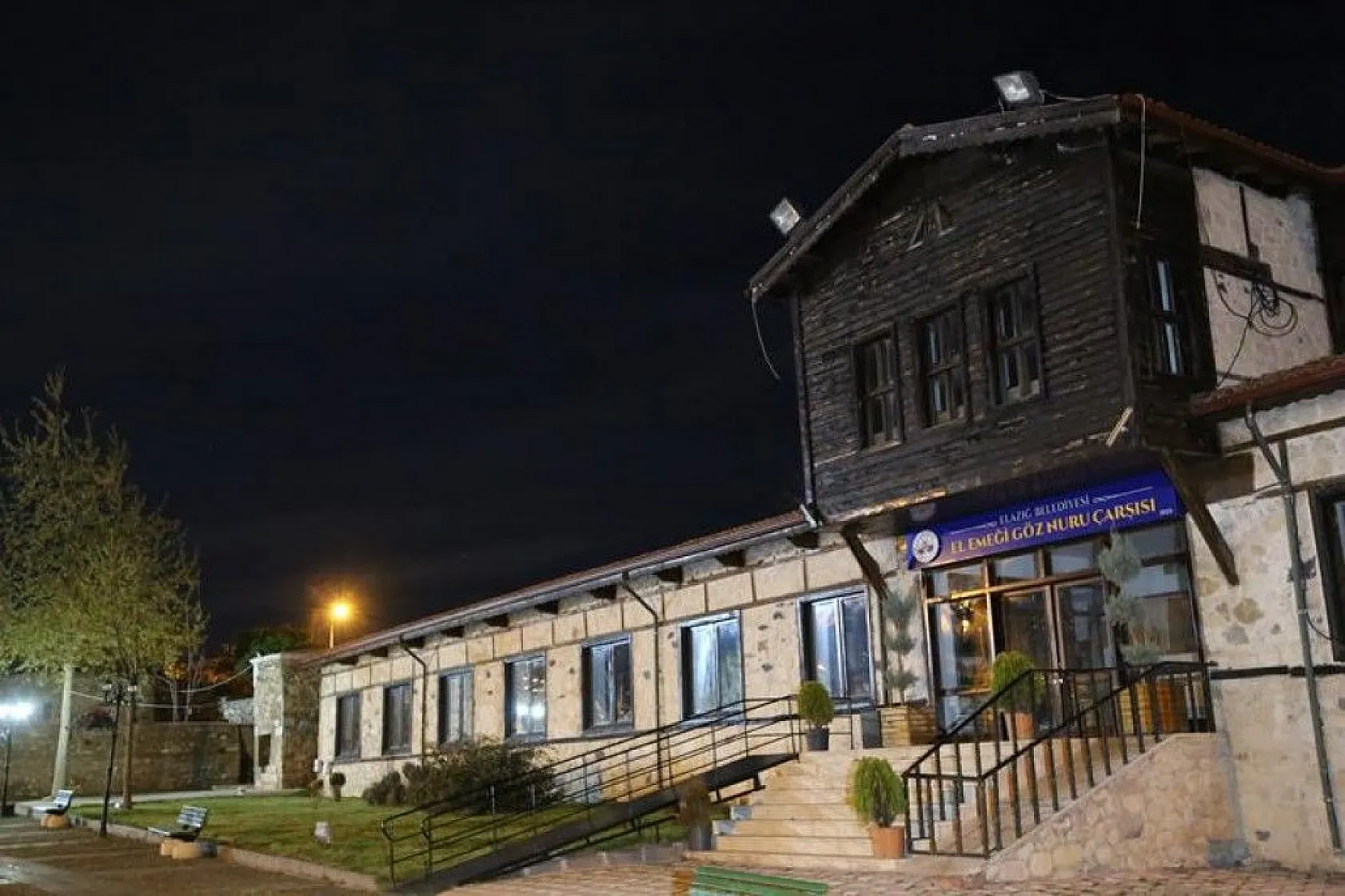 4 bin yıllık tarihi Harput, geceleri ayrı bir güzelliğe büründü