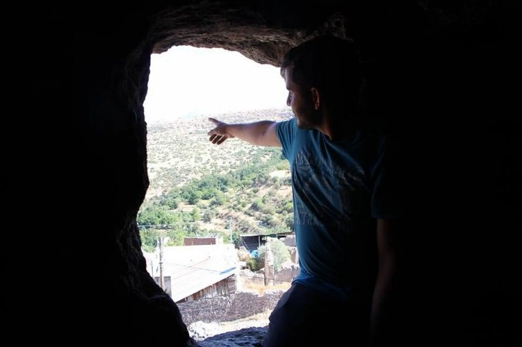 Elazığ'da dikkat çeken 'Delikli Kaya'