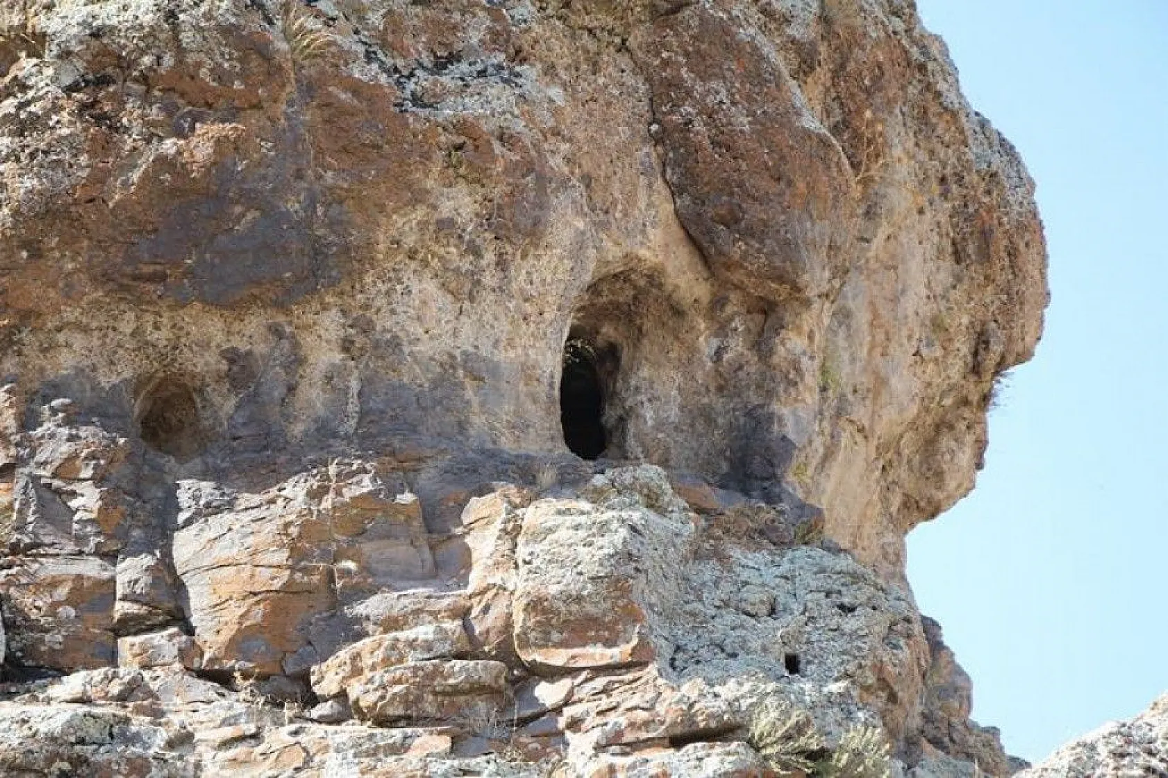 Elazığ'da dikkat çeken 'Delikli Kaya'