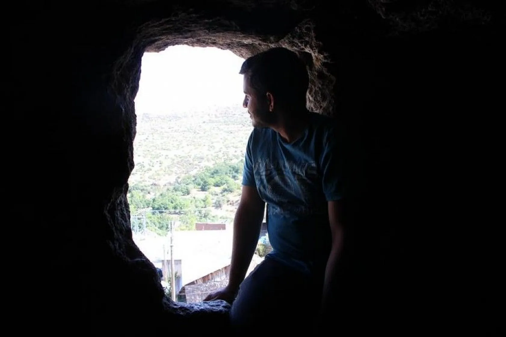 Elazığ'da dikkat çeken 'Delikli Kaya'