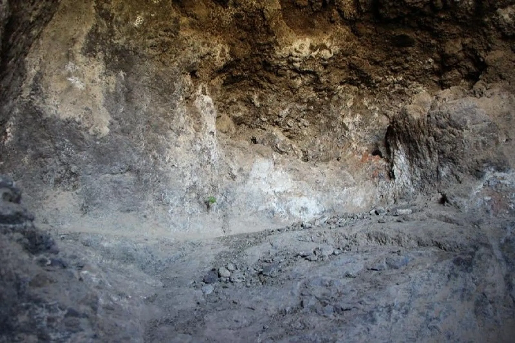 Elazığ'da dikkat çeken 'Delikli Kaya'