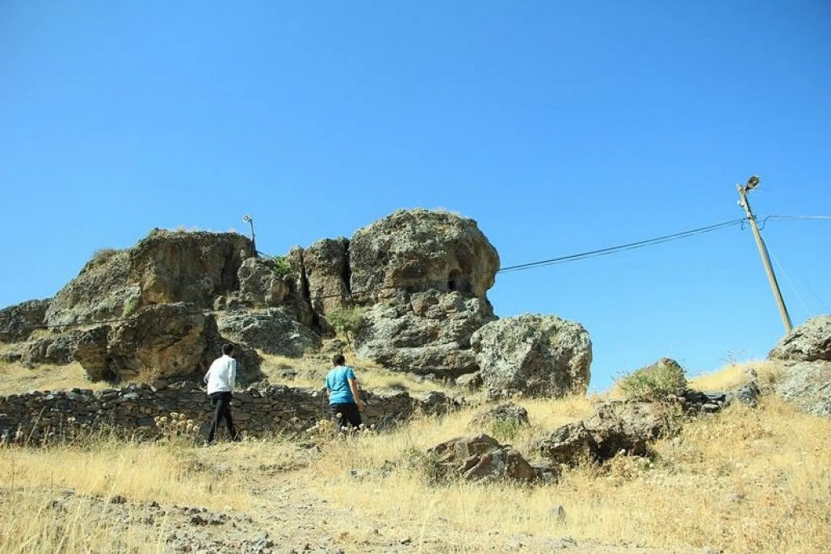 Elazığ'da dikkat çeken 'Delikli Kaya'