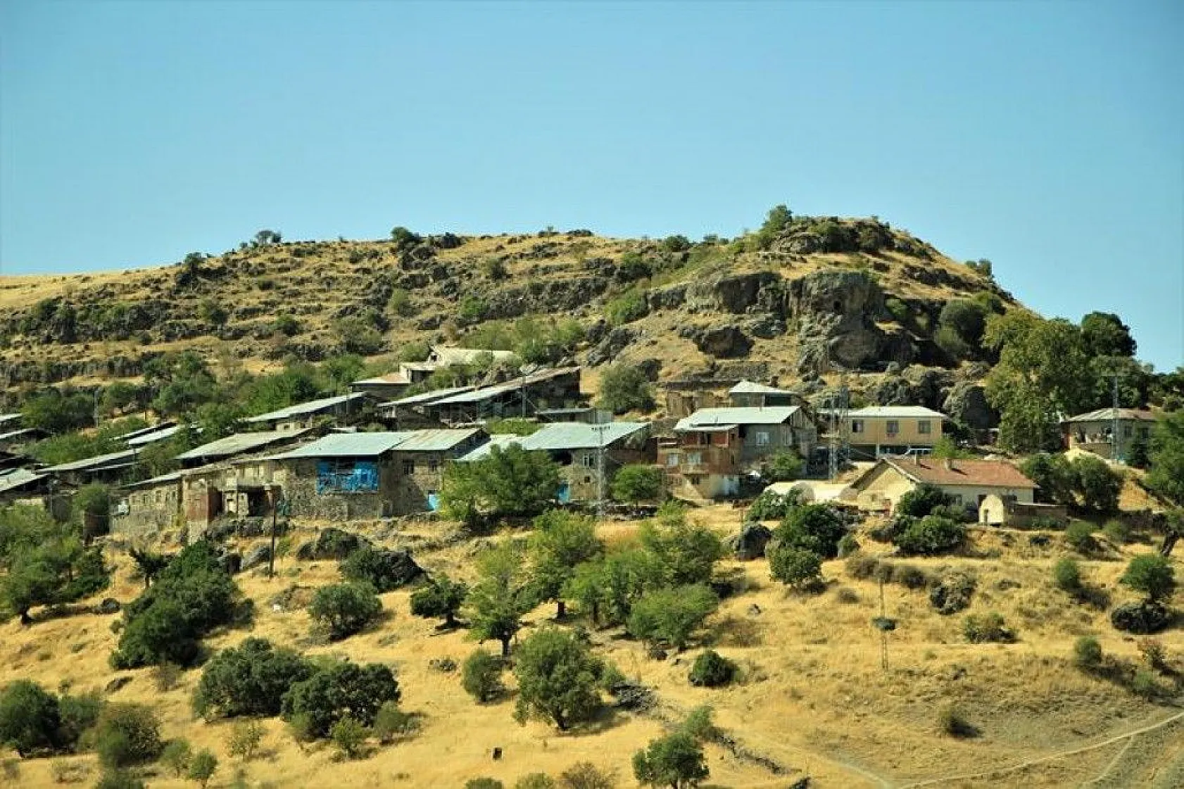 Elazığ'da dikkat çeken 'Delikli Kaya'