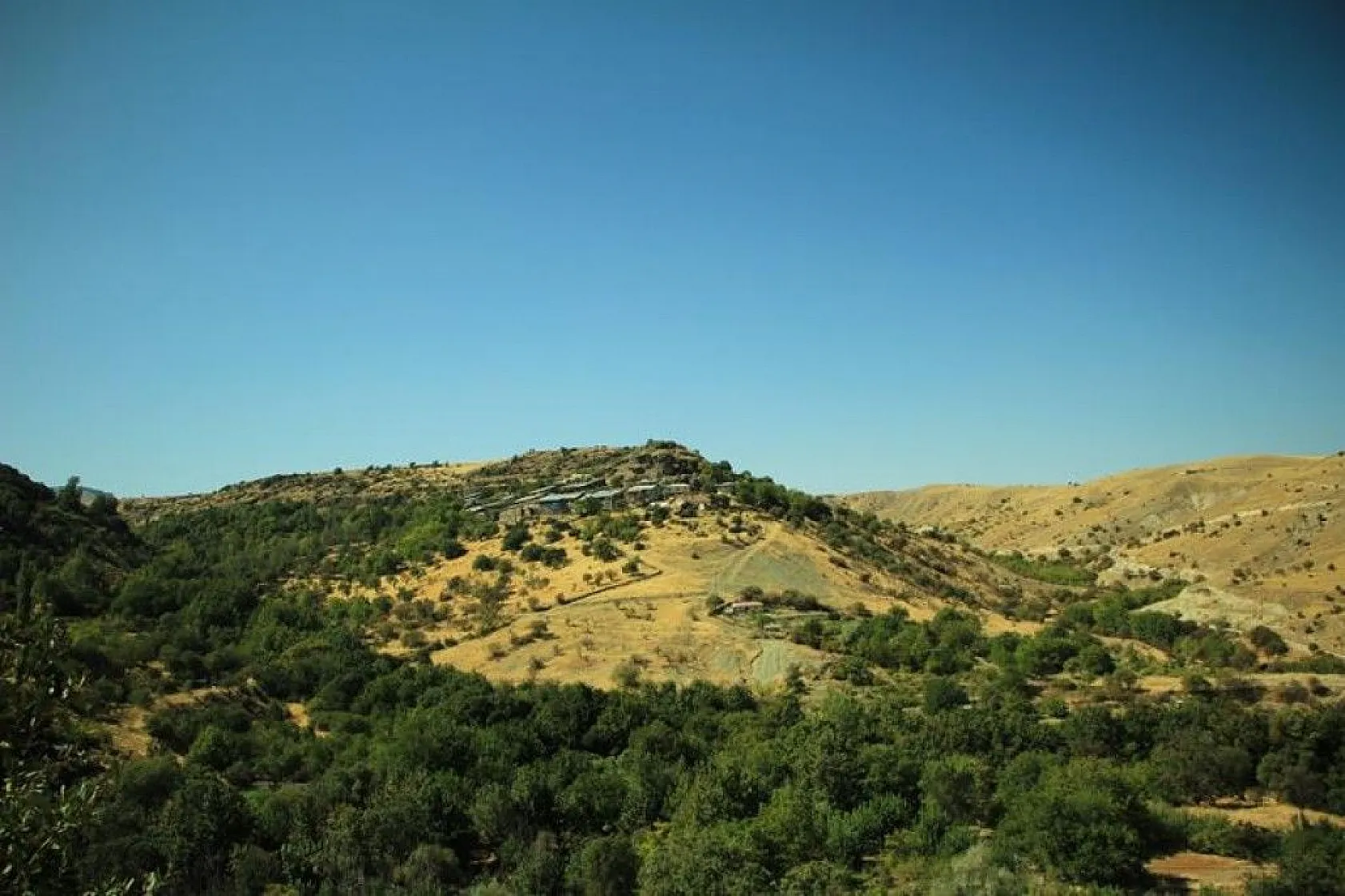 Elazığ'da dikkat çeken 'Delikli Kaya'