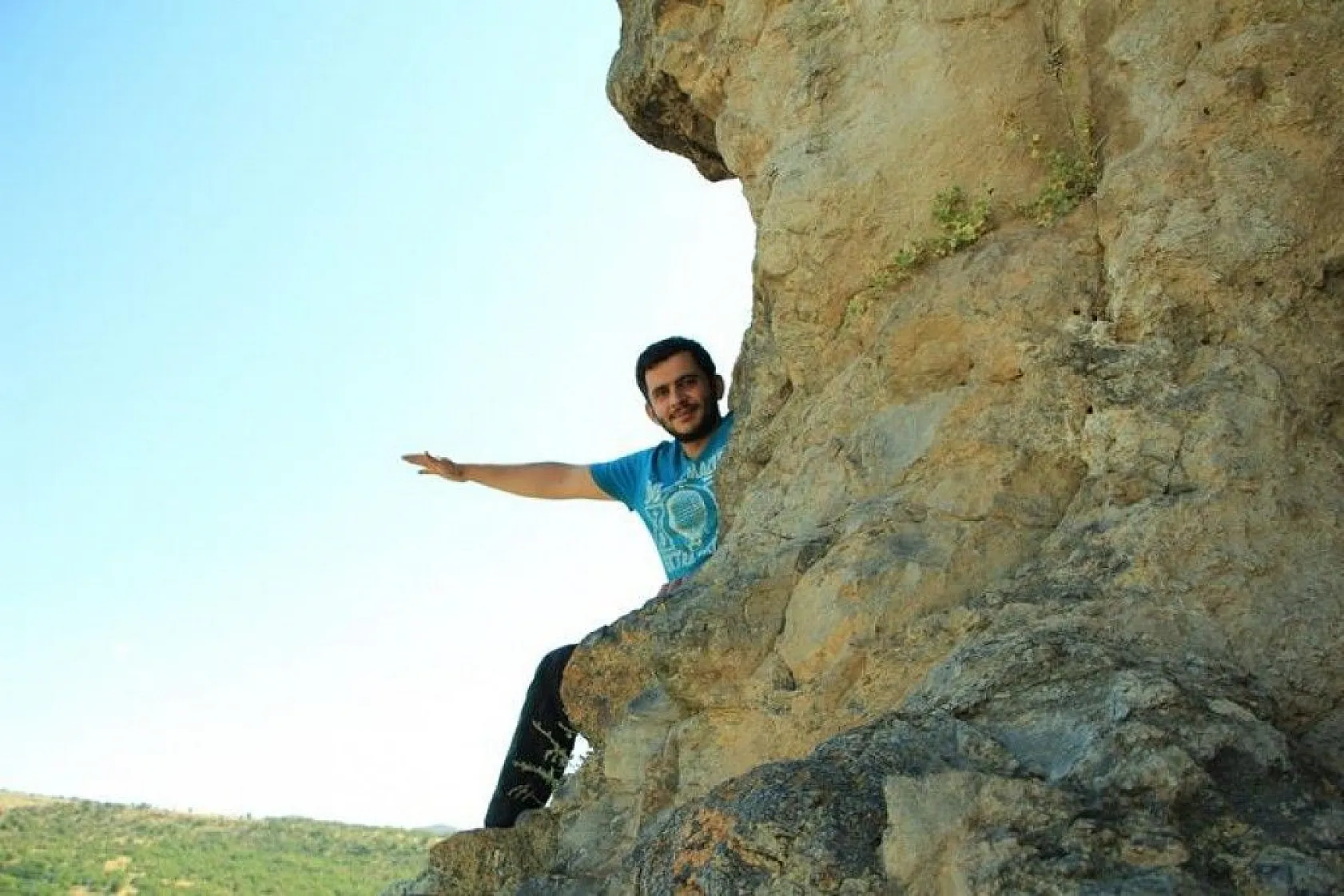 Elazığ'da dikkat çeken 'Delikli Kaya'