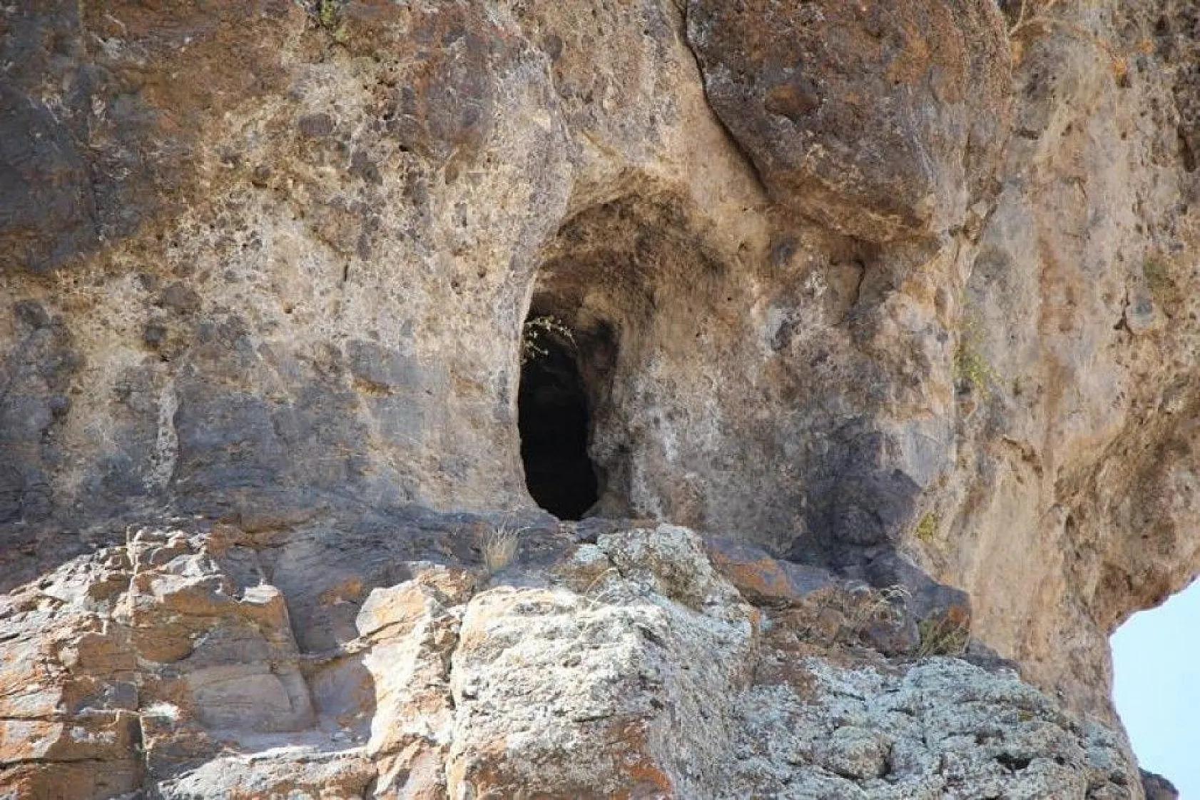 Elazığ'da dikkat çeken 'Delikli Kaya'