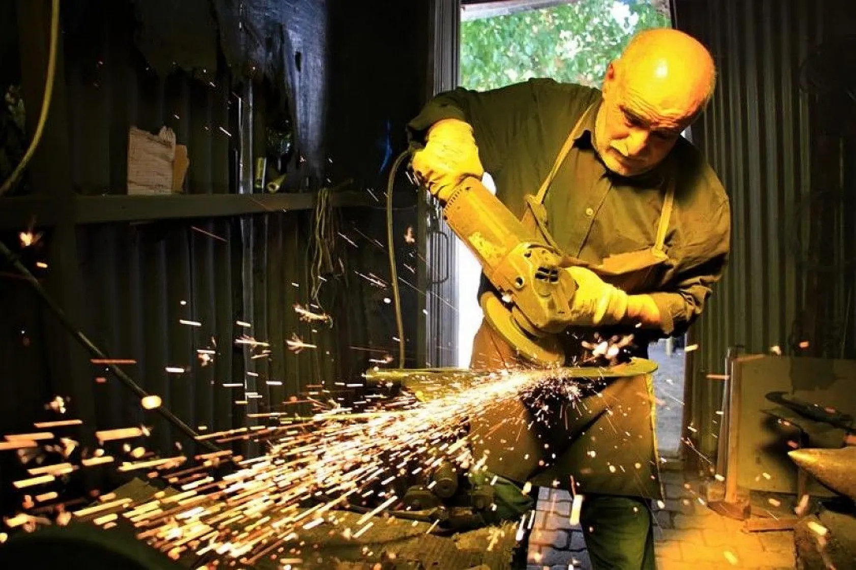 62 yaşında, 45 yıldır ekmeğini demire şekil vererek kazanıyor