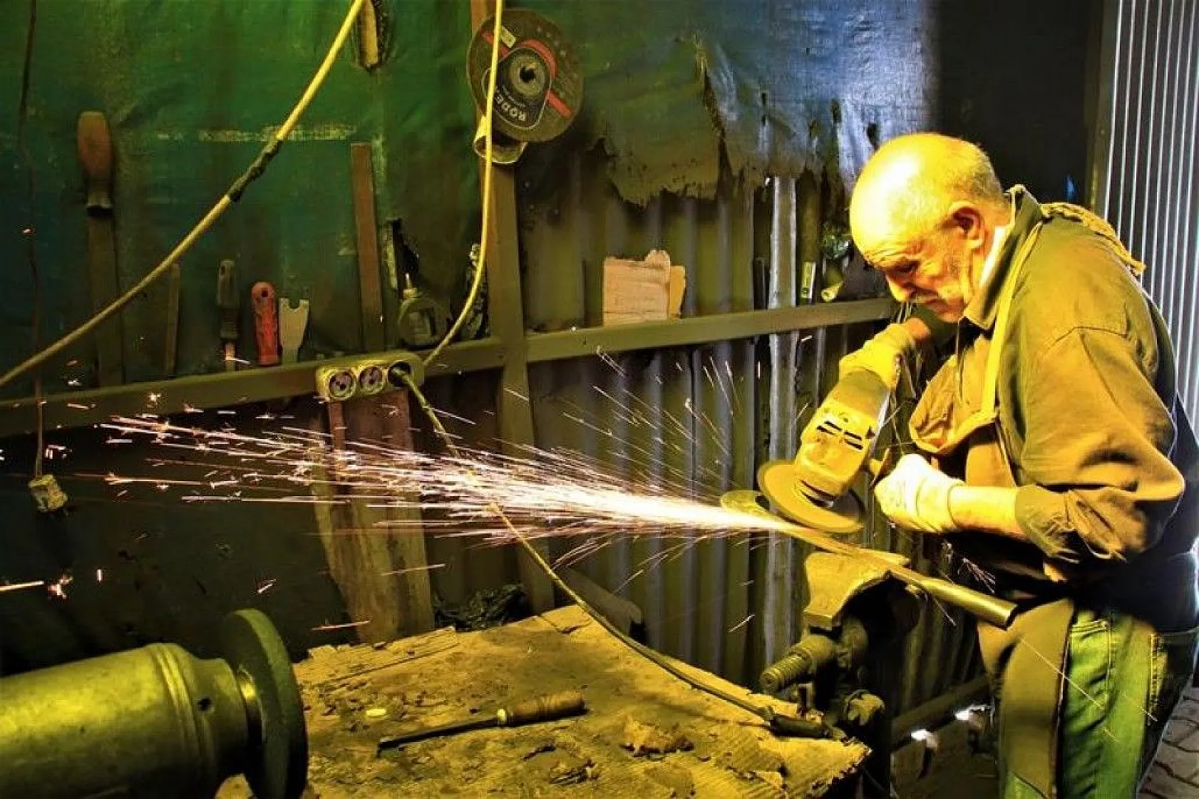 62 yaşında, 45 yıldır ekmeğini demire şekil vererek kazanıyor