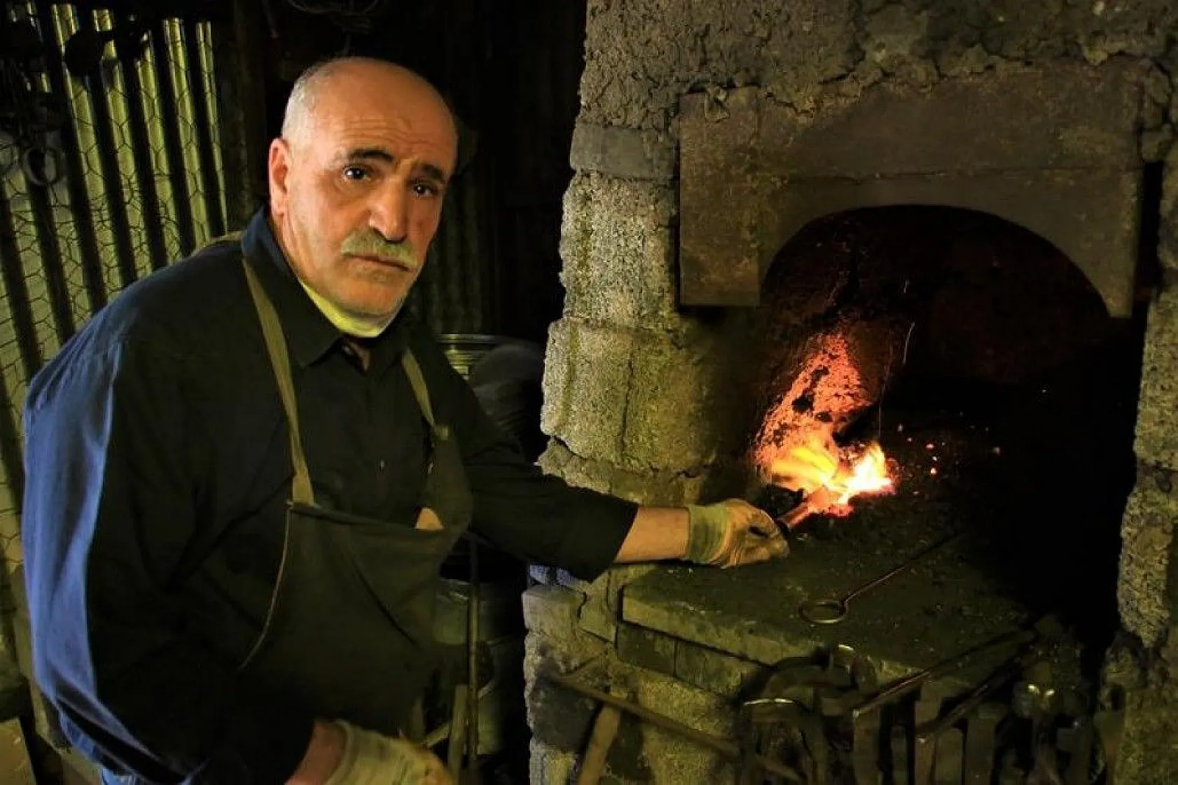 62 yaşında, 45 yıldır ekmeğini demire şekil vererek kazanıyor