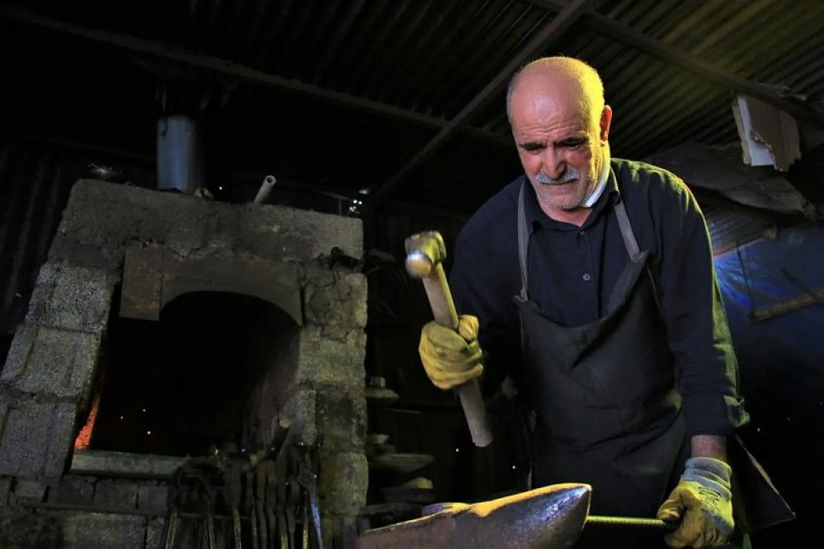 62 yaşında, 45 yıldır ekmeğini demire şekil vererek kazanıyor