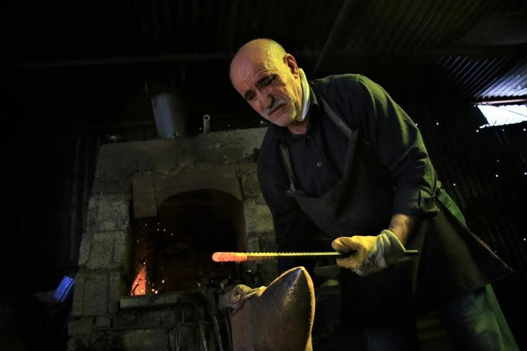 62 yaşında, 45 yıldır ekmeğini demire şekil vererek kazanıyor