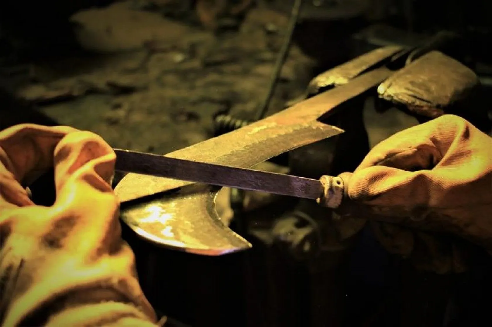 62 yaşında, 45 yıldır ekmeğini demire şekil vererek kazanıyor