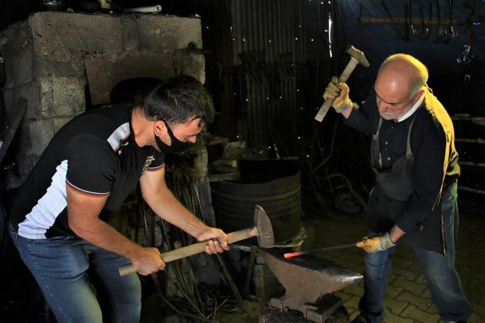 62 yaşında, 45 yıldır ekmeğini demire şekil vererek kazanıyor