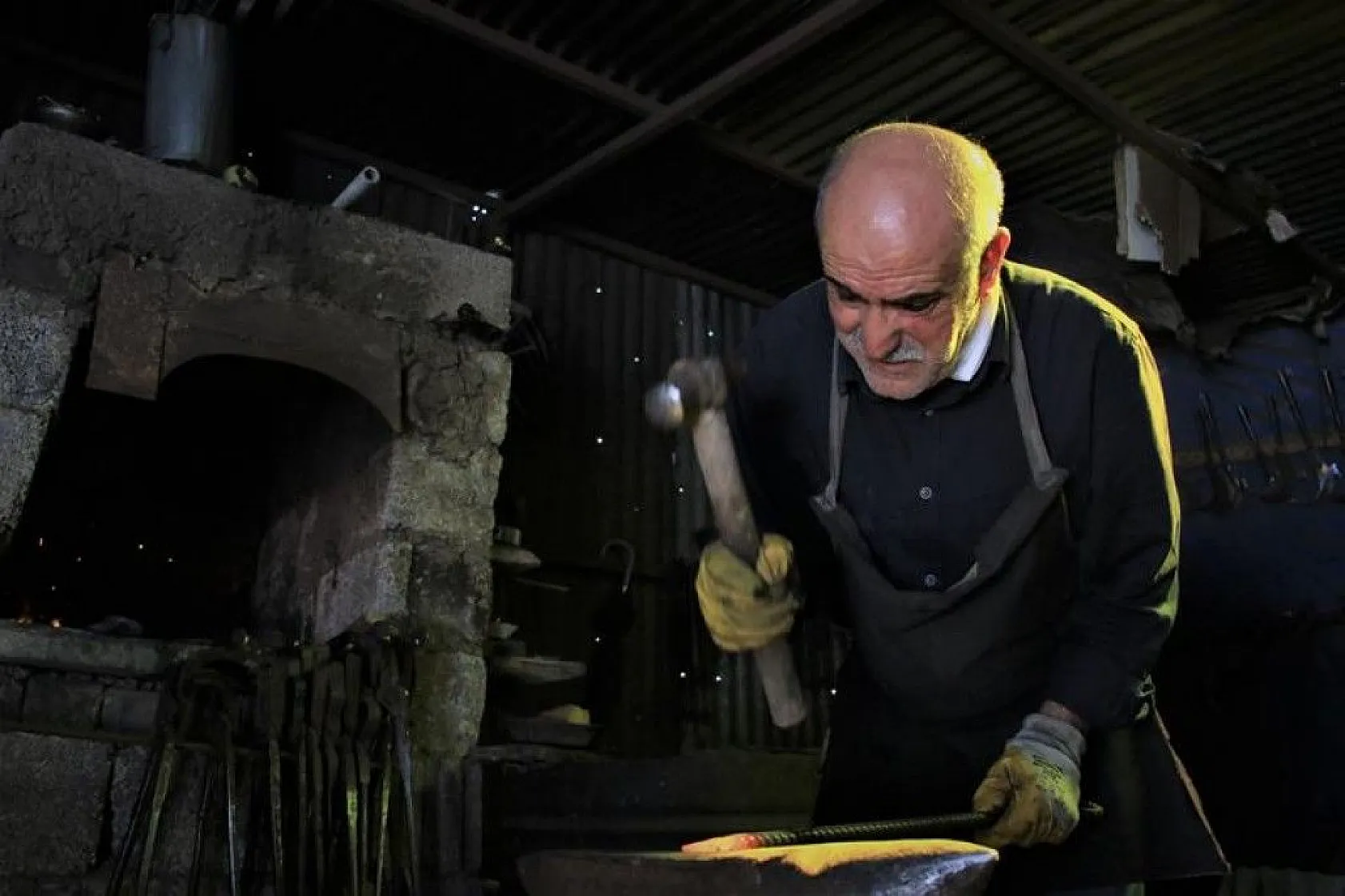 62 yaşında, 45 yıldır ekmeğini demire şekil vererek kazanıyor