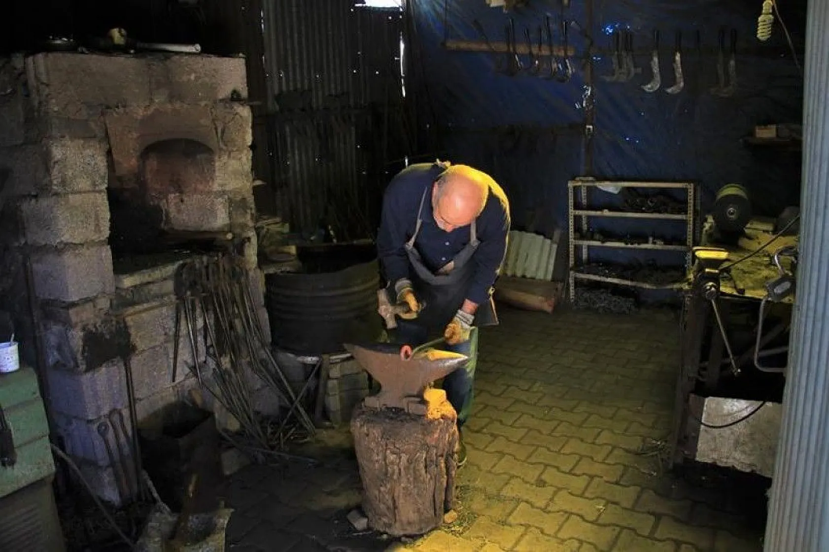 62 yaşında, 45 yıldır ekmeğini demire şekil vererek kazanıyor