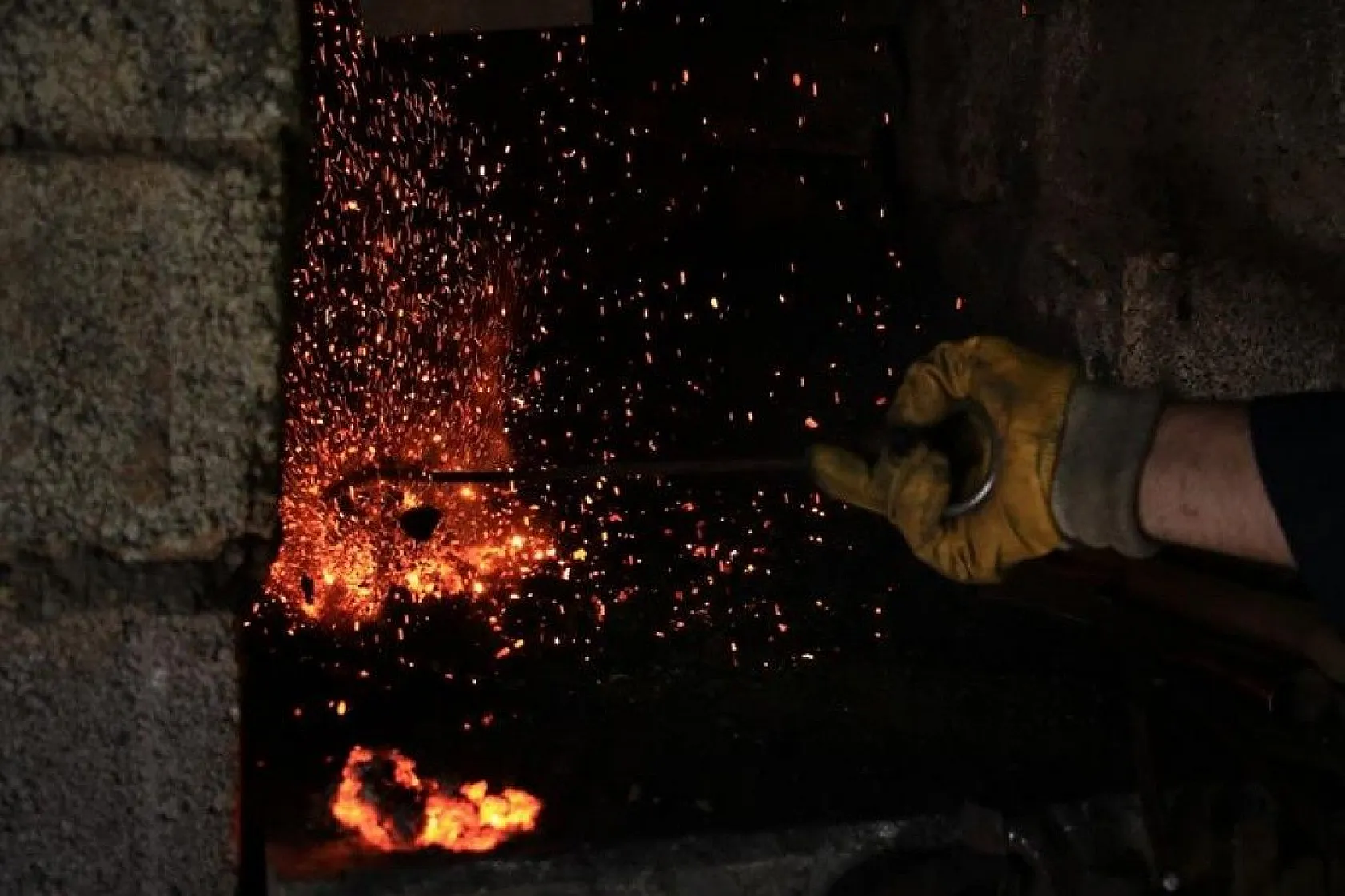 62 yaşında, 45 yıldır ekmeğini demire şekil vererek kazanıyor