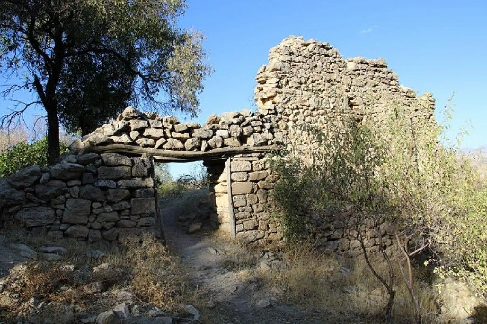 800 yıllık manastır restore edilmeyi bekliyor