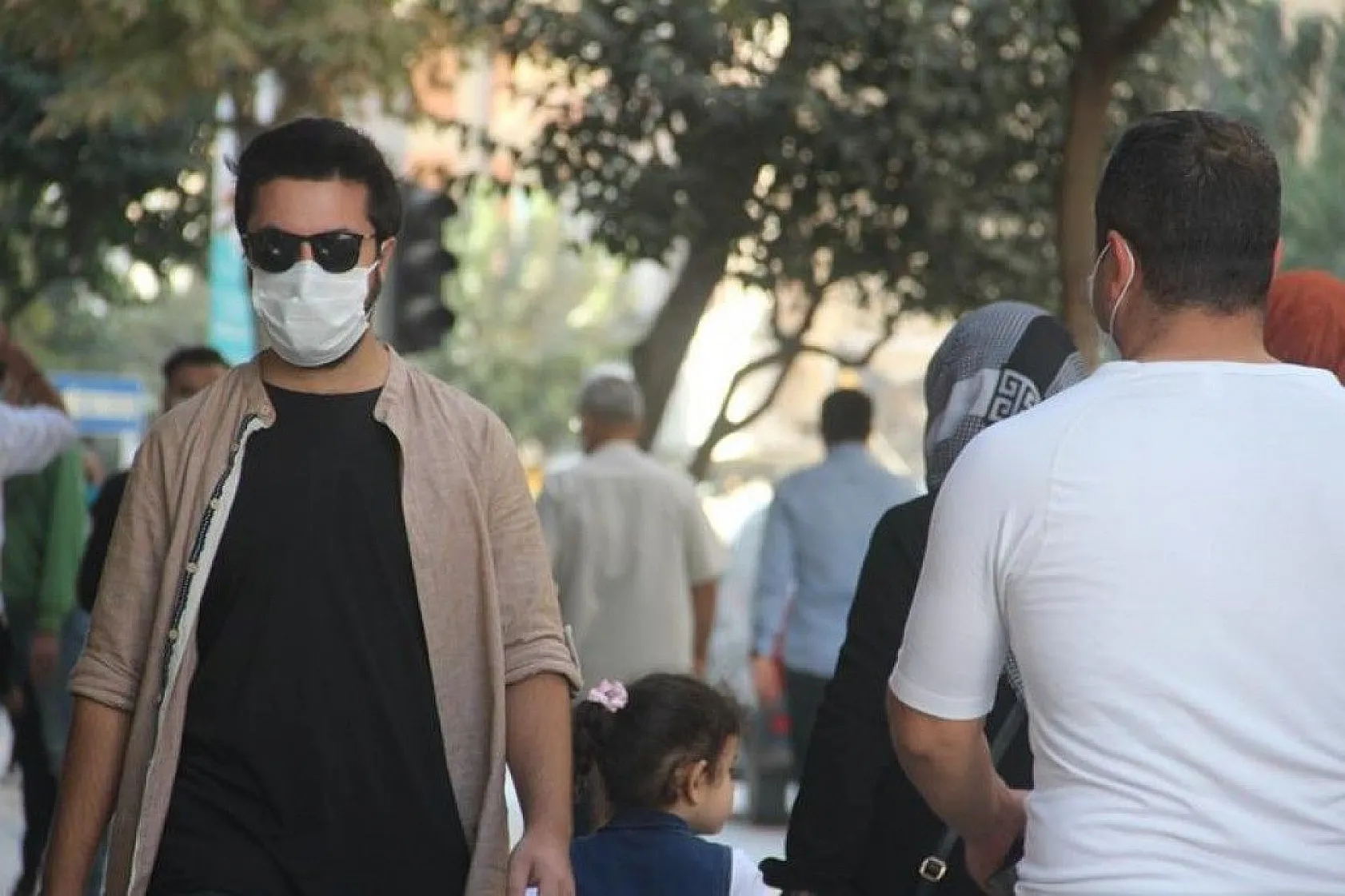 O caddelerde sigara içme yasağı başladı, vatandaşlar destek verdi