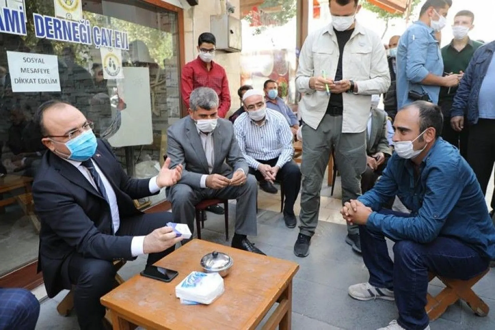 Vali Yırık, iş talebinde bulunan genç adama sigarayı bıraktırdı