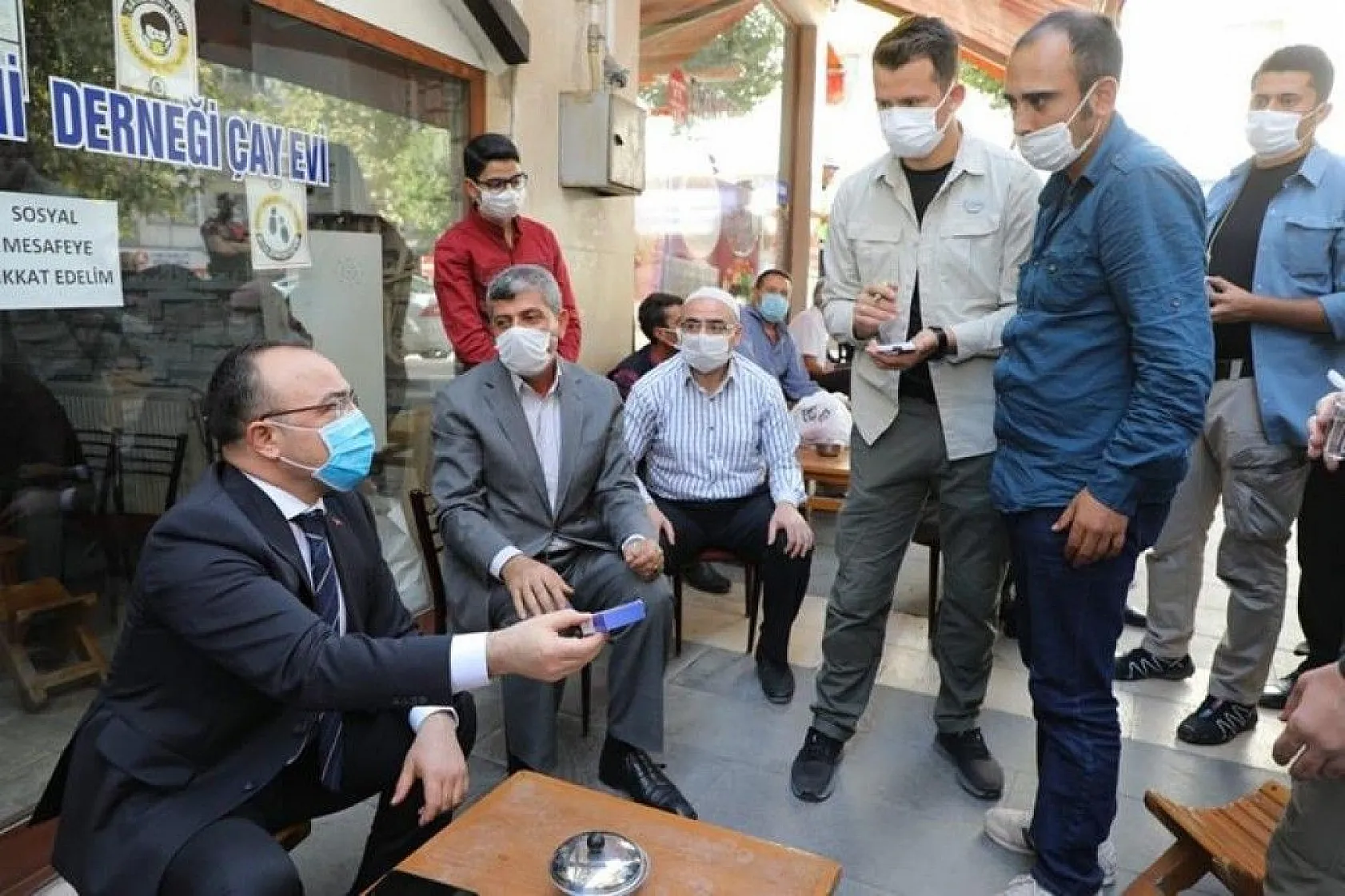 Vali Yırık, iş talebinde bulunan genç adama sigarayı bıraktırdı