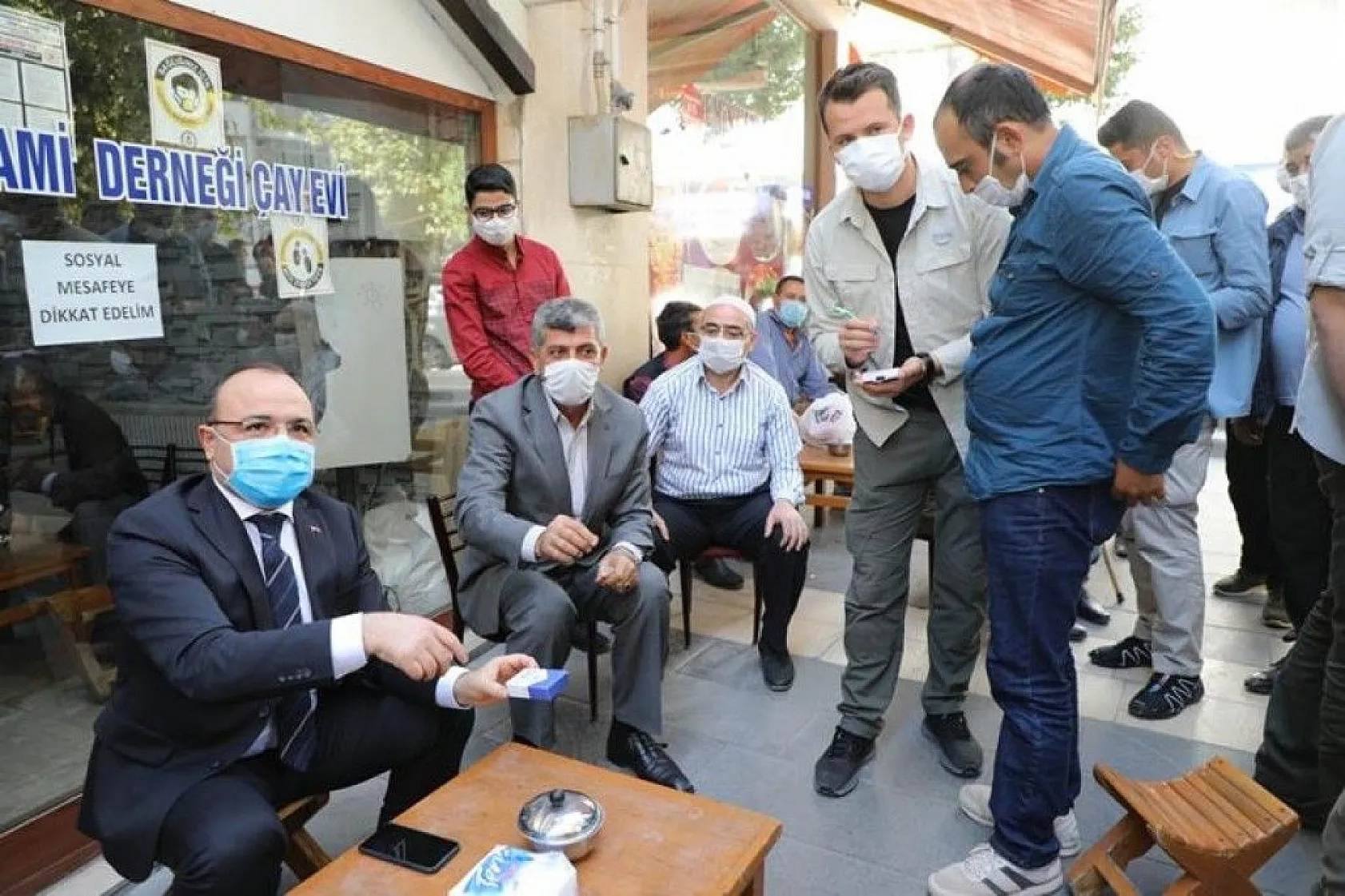 Vali Yırık, iş talebinde bulunan genç adama sigarayı bıraktırdı