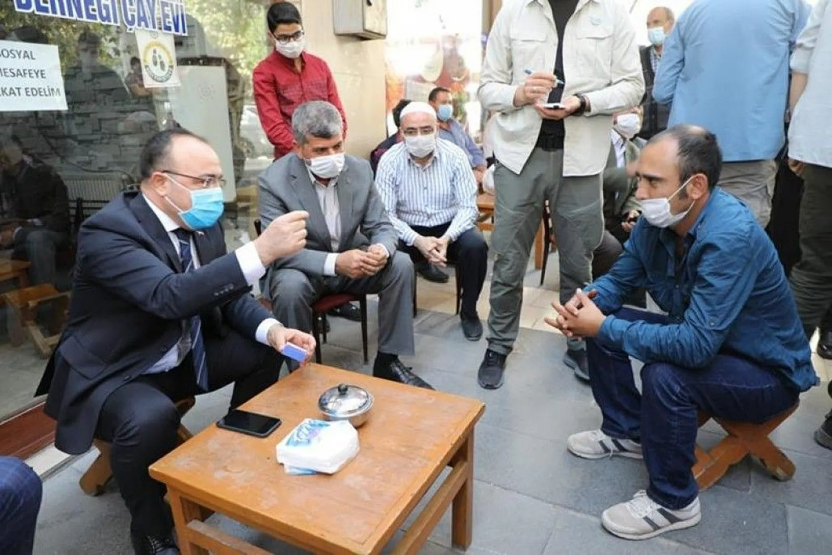 Vali Yırık, iş talebinde bulunan genç adama sigarayı bıraktırdı