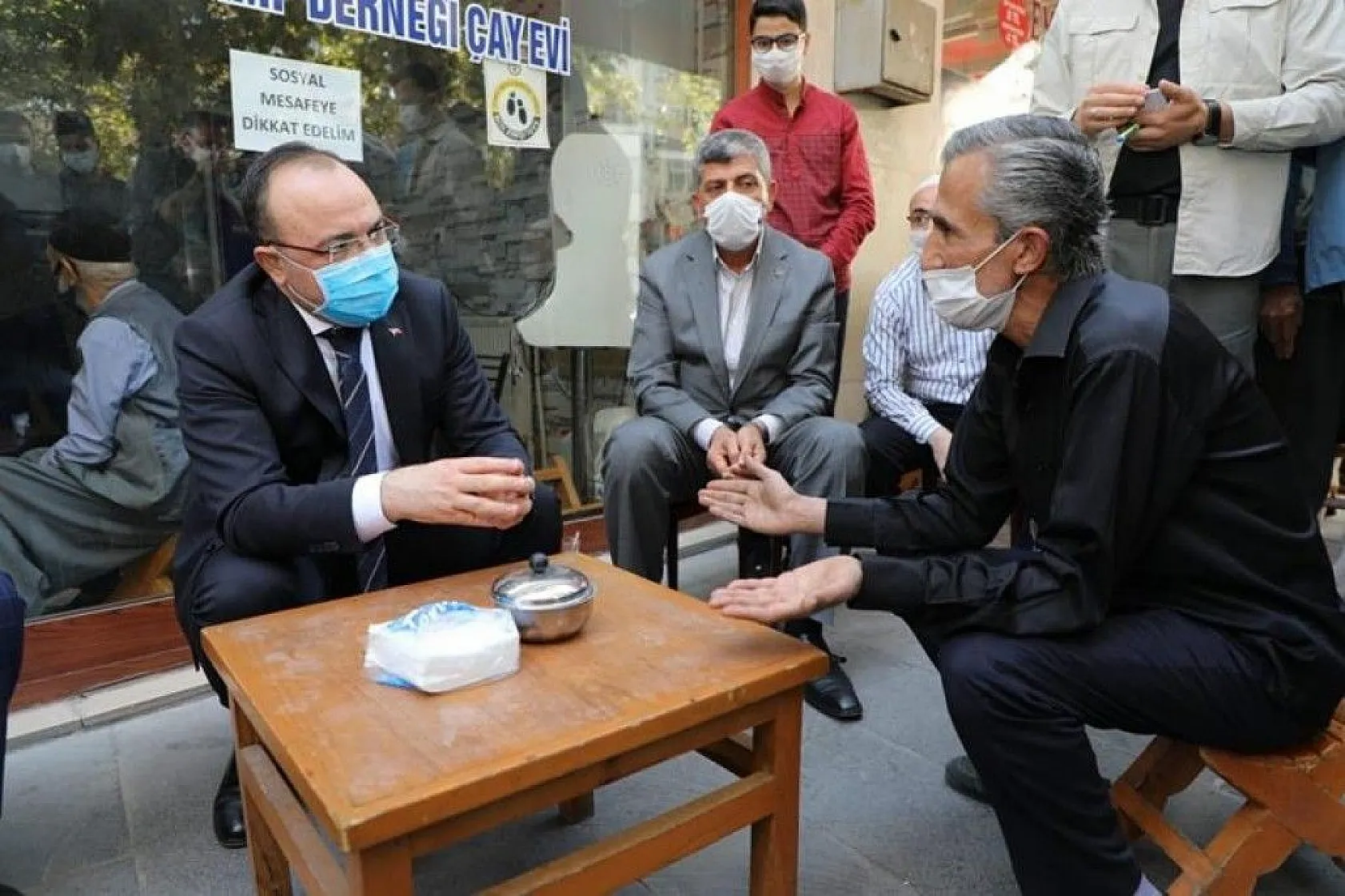 Vali Yırık, iş talebinde bulunan genç adama sigarayı bıraktırdı