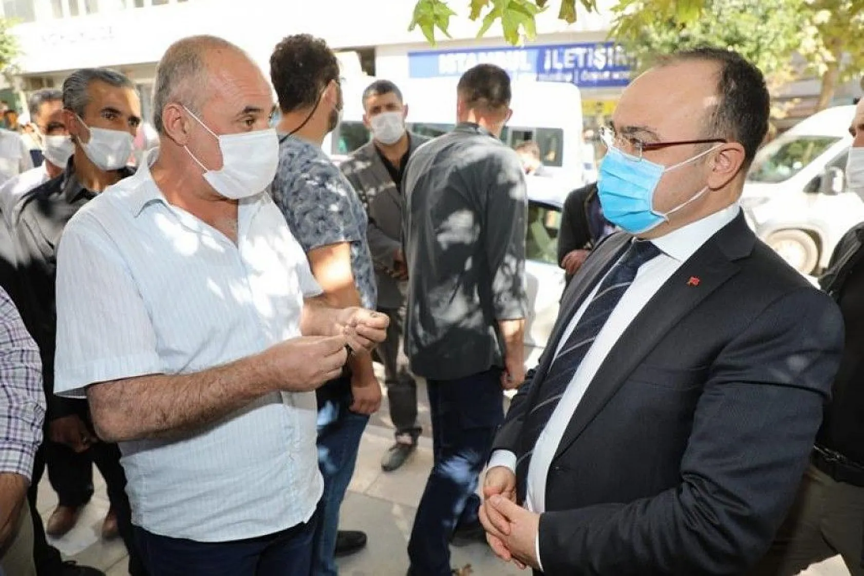 Vali Yırık, iş talebinde bulunan genç adama sigarayı bıraktırdı