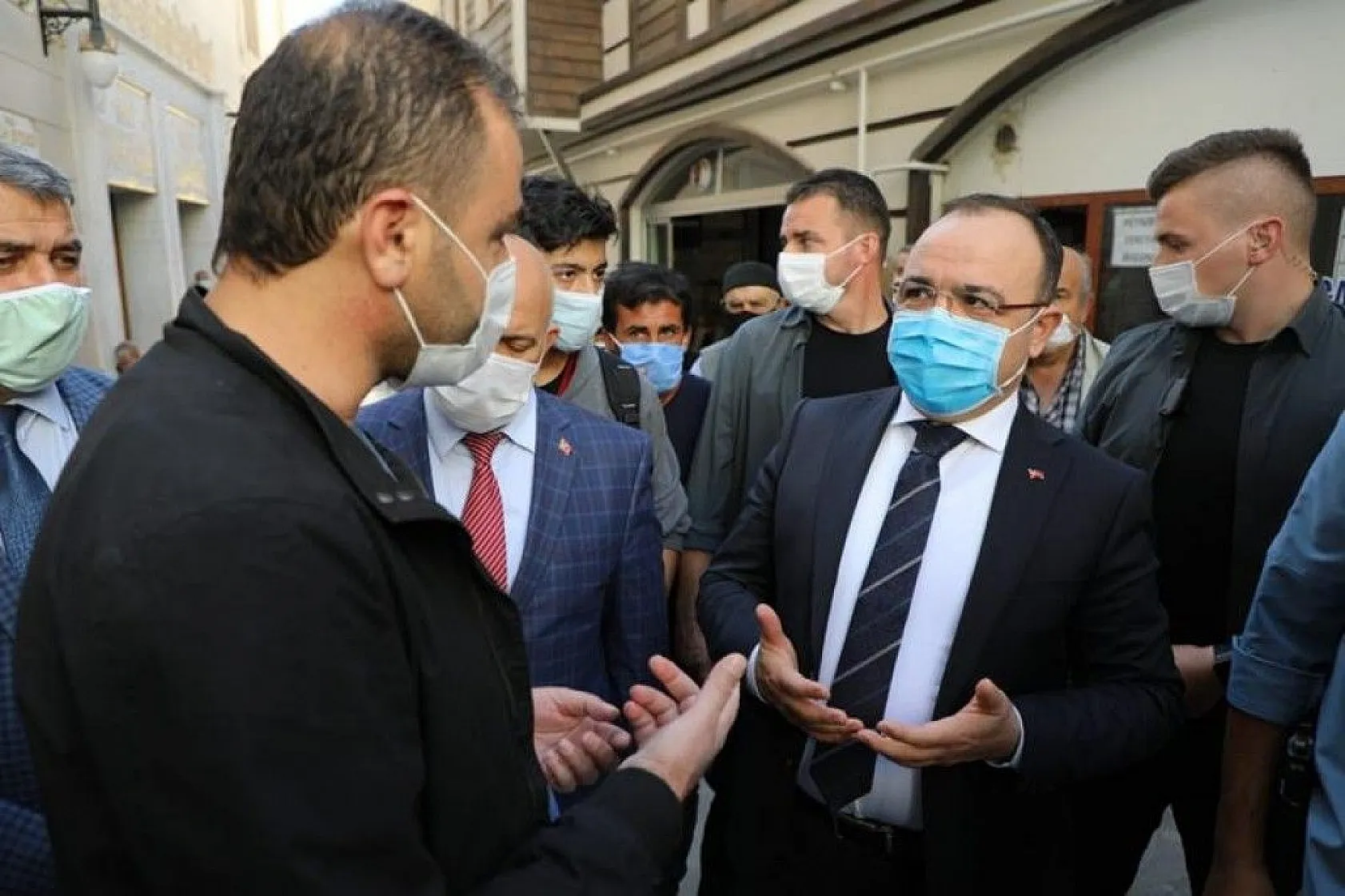 Vali Yırık, iş talebinde bulunan genç adama sigarayı bıraktırdı