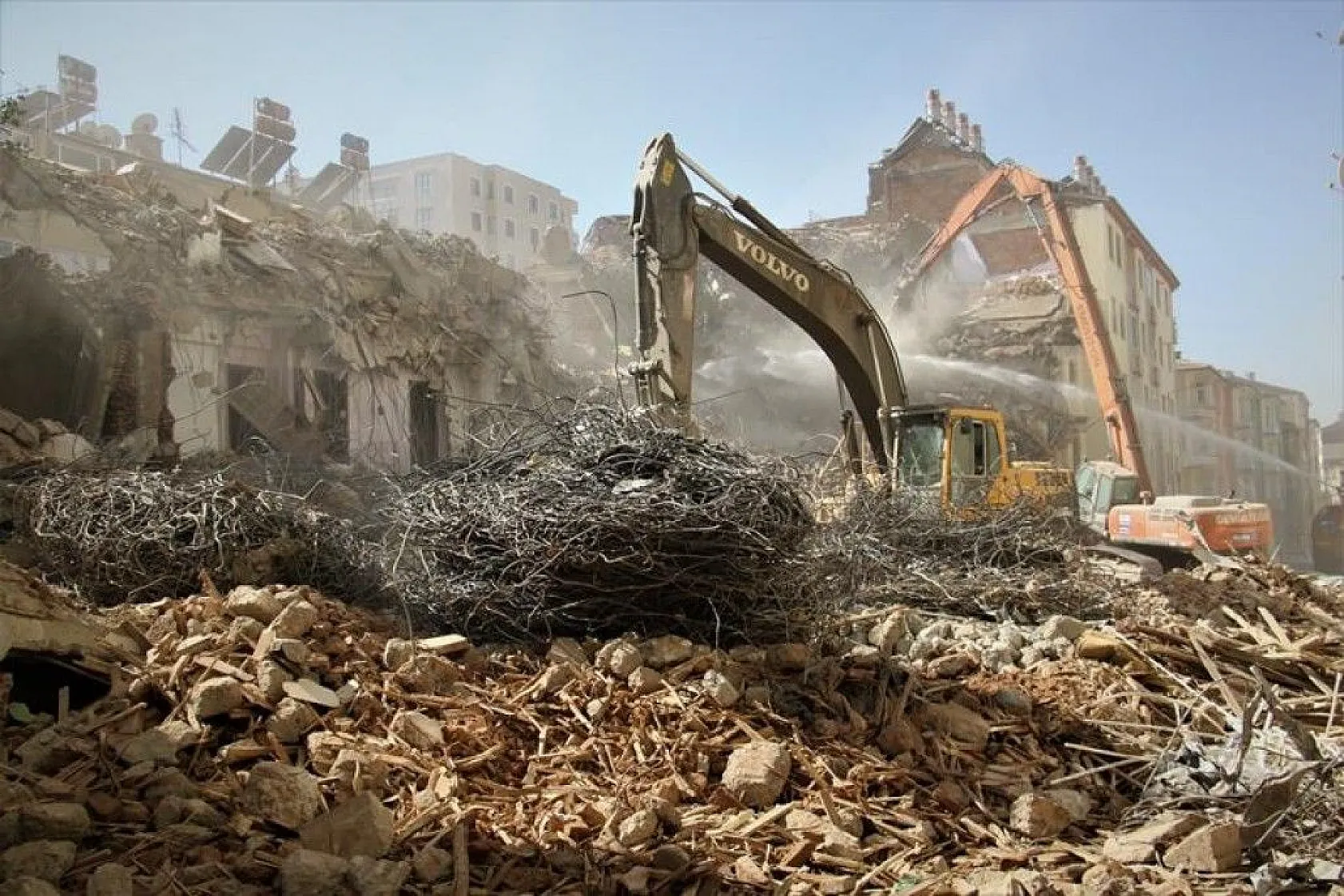 Elazığ'da deprem sonrası harabeye dönen 10 bin konut yıkıldı