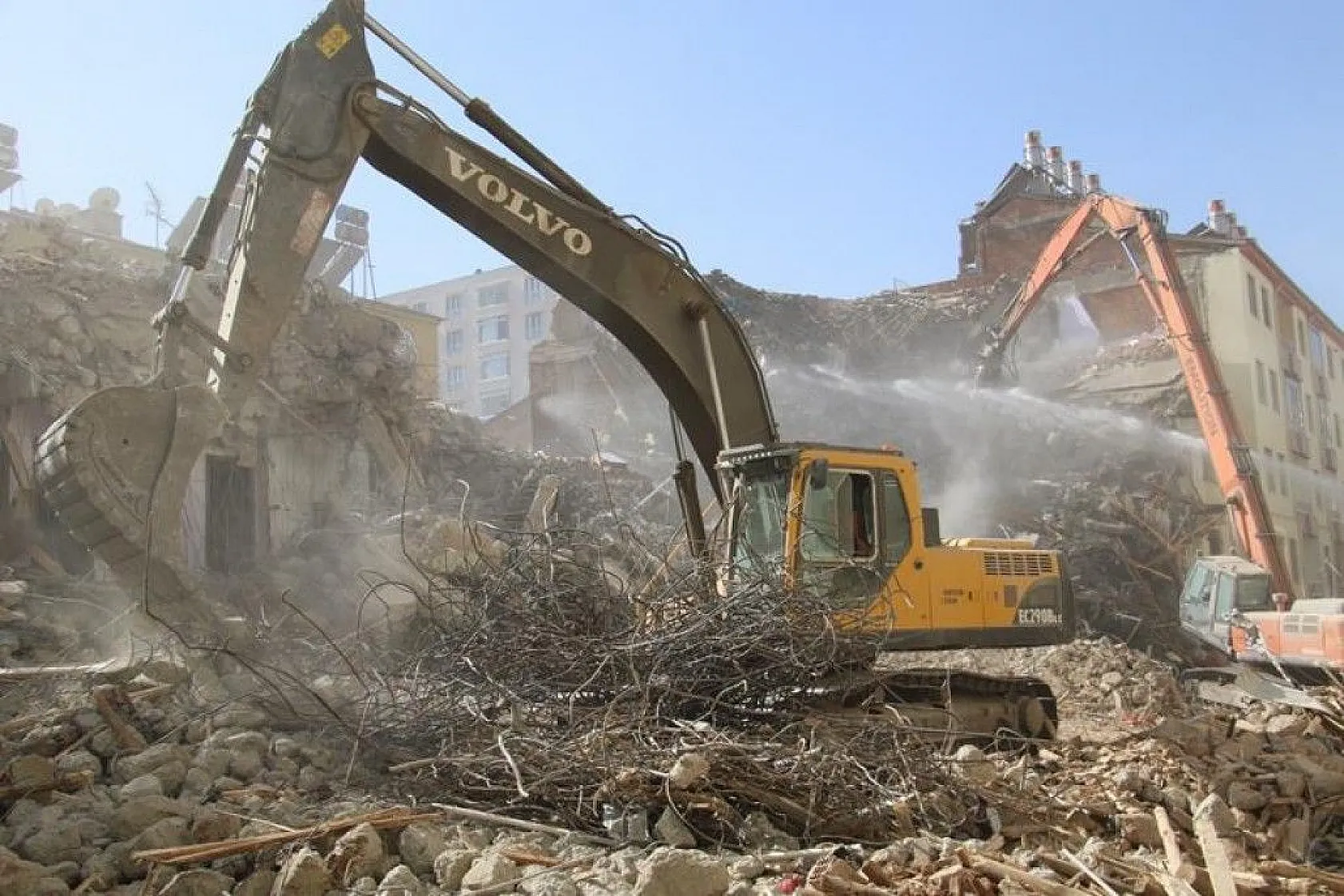Elazığ'da deprem sonrası harabeye dönen 10 bin konut yıkıldı