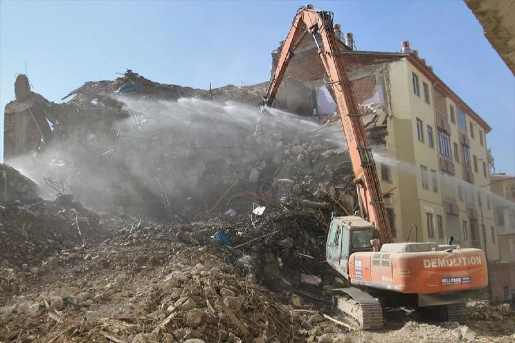Elazığ'da deprem sonrası harabeye dönen 10 bin konut yıkıldı