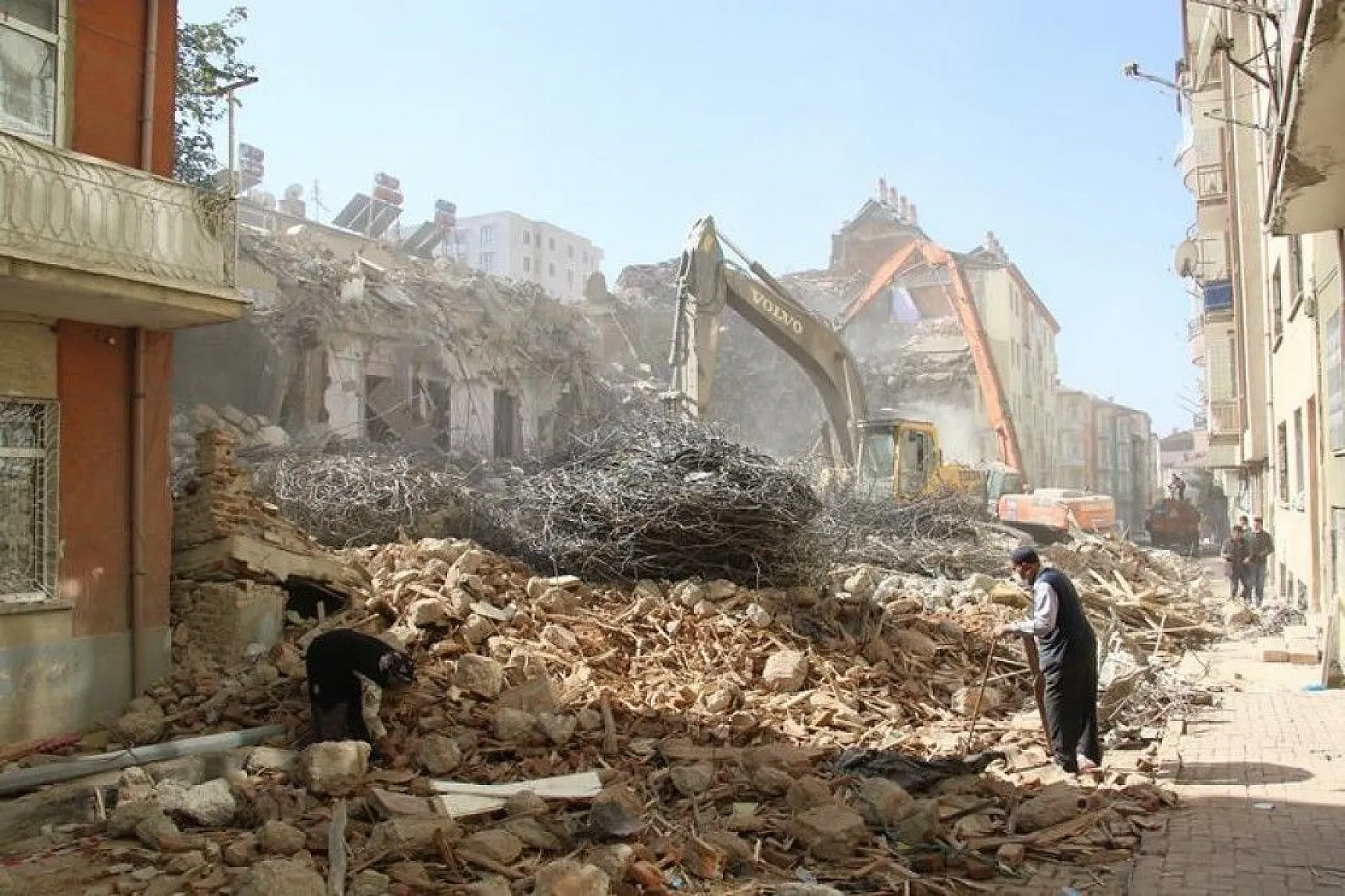 Elazığ'da deprem sonrası harabeye dönen 10 bin konut yıkıldı