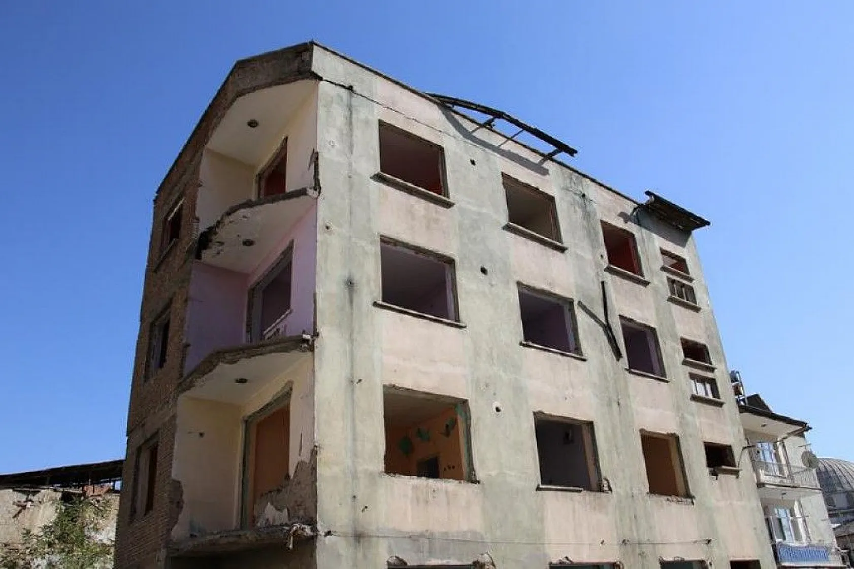 Elazığ'da deprem sonrası harabeye dönen 10 bin konut yıkıldı