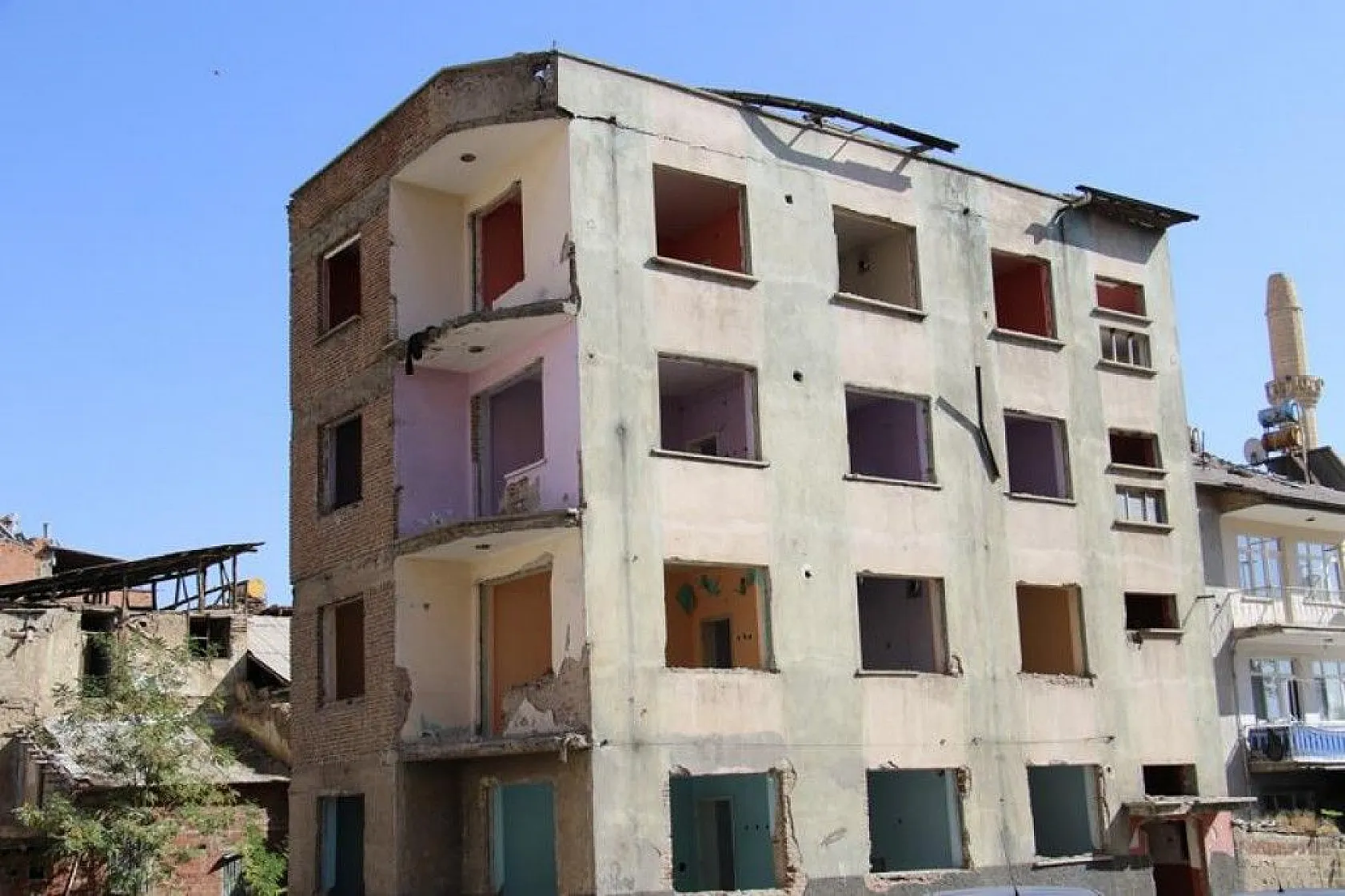 Elazığ'da deprem sonrası harabeye dönen 10 bin konut yıkıldı