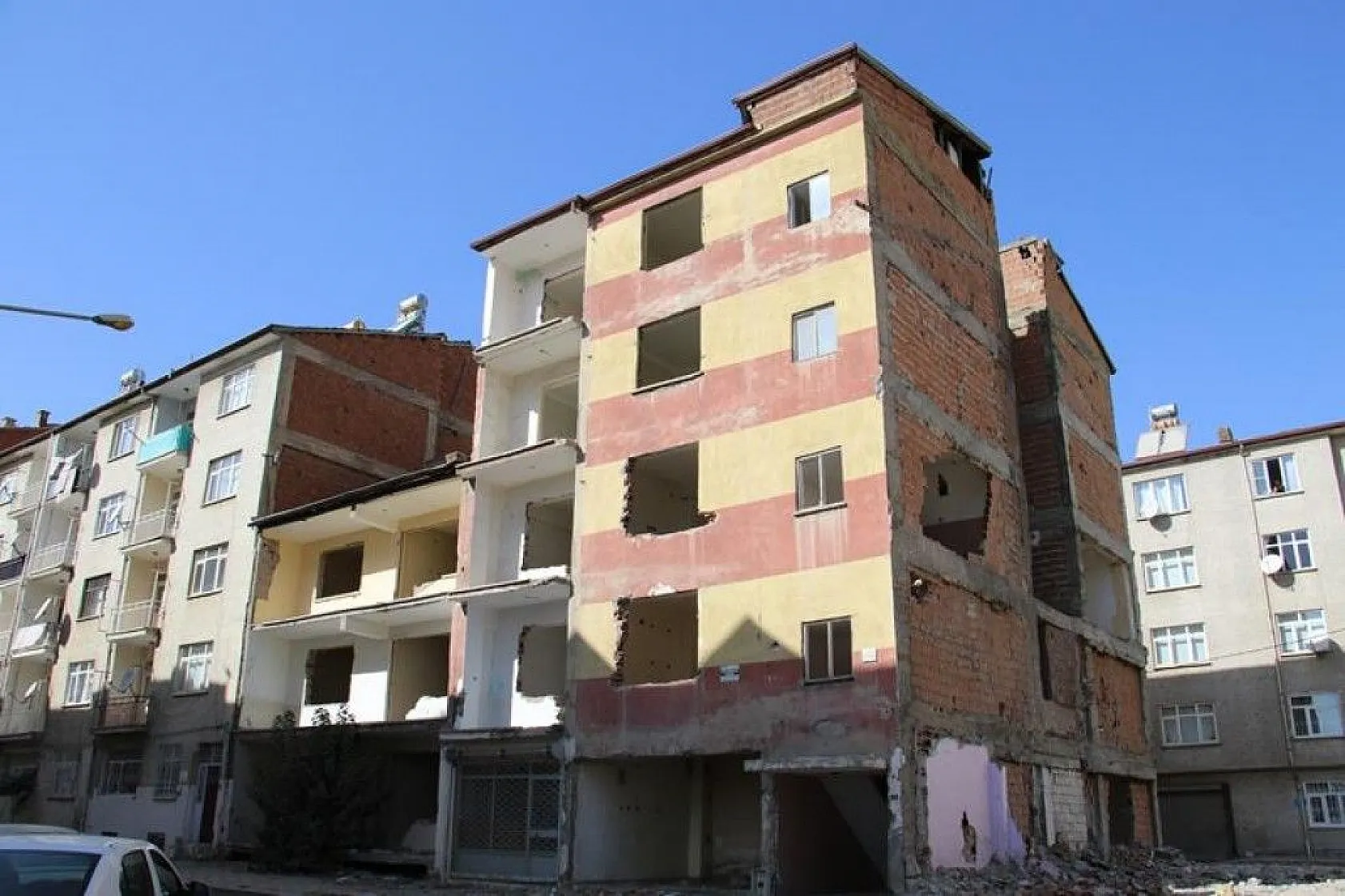 Elazığ'da deprem sonrası harabeye dönen 10 bin konut yıkıldı