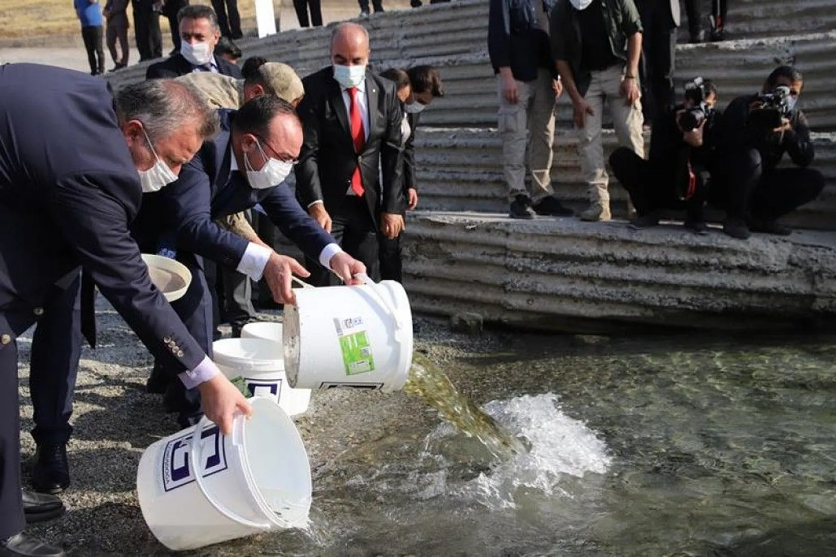 97. yıl anısına 970 bin adet balık yavrusu Keban Barajı'na bırakıldı