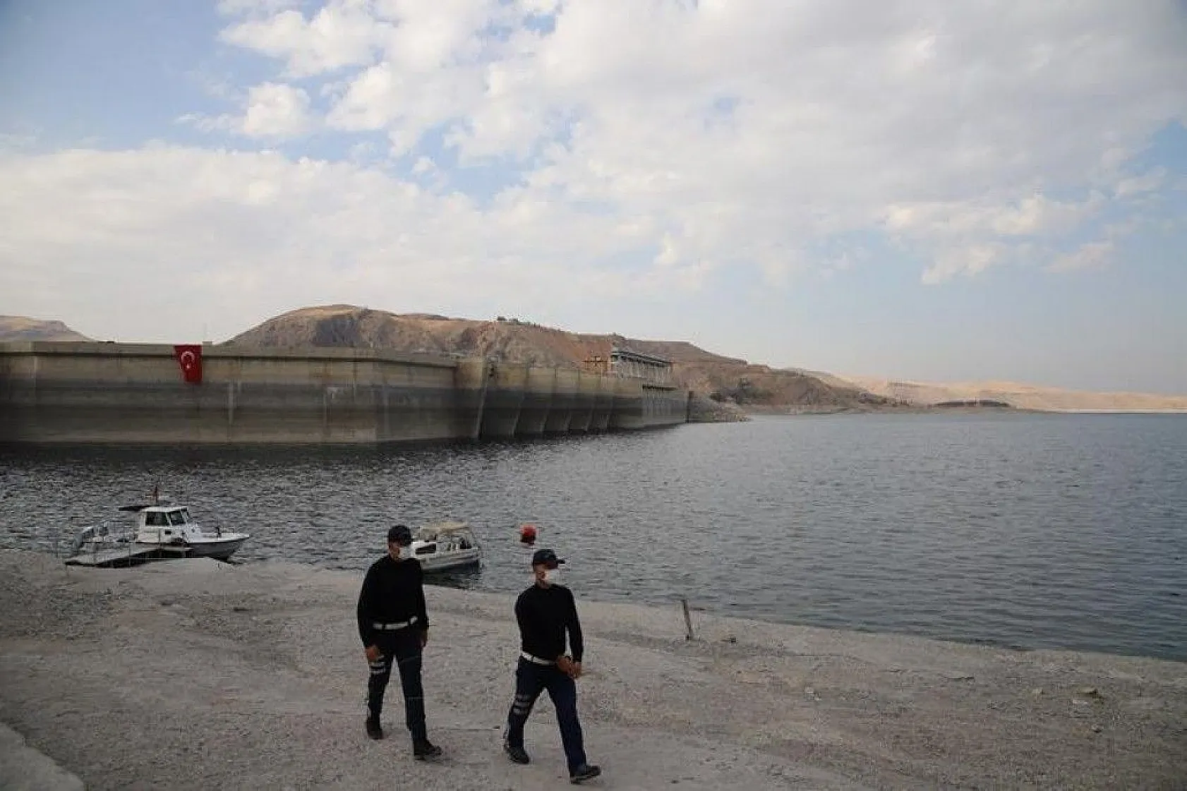 97. yıl anısına 970 bin adet balık yavrusu Keban Barajı'na bırakıldı